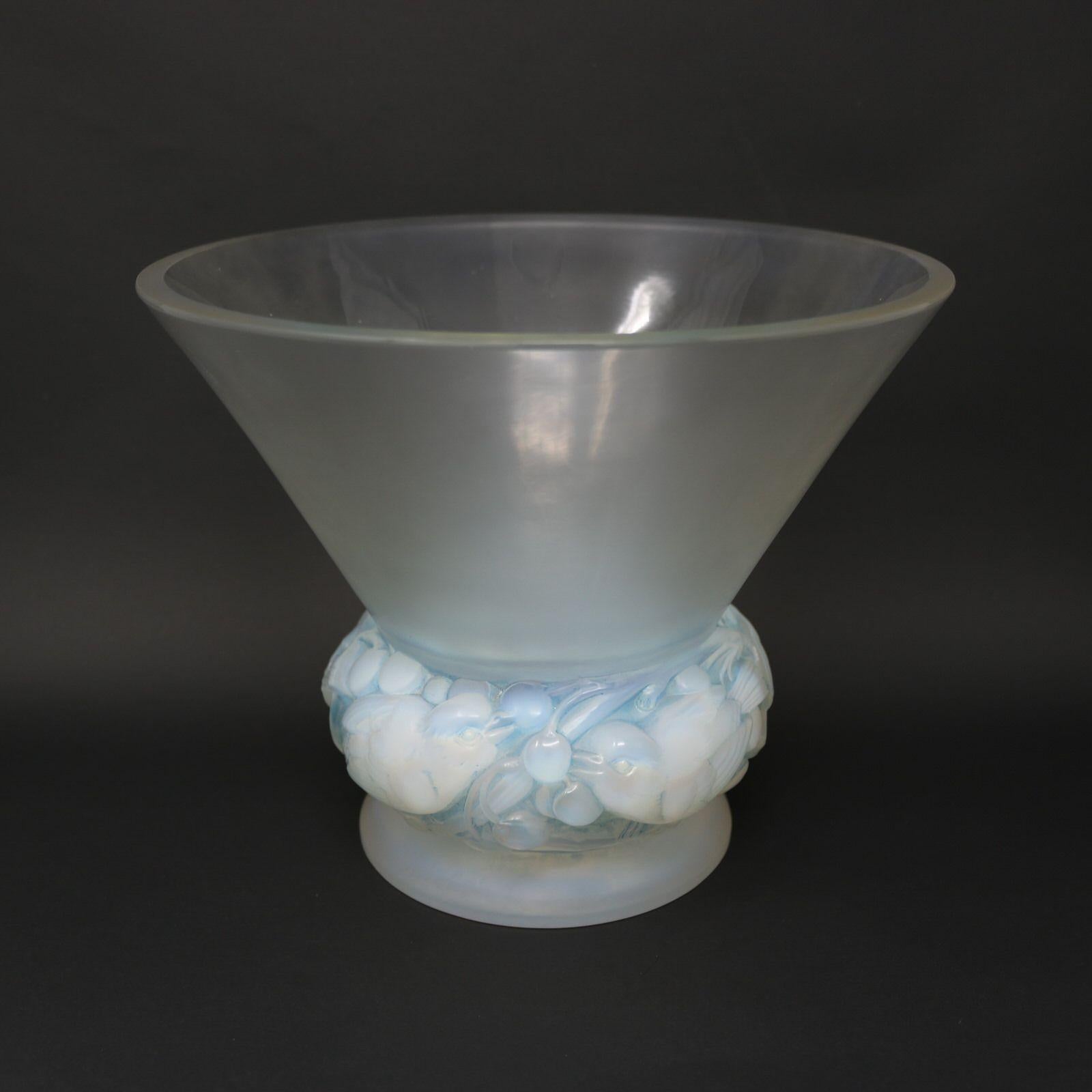 Vaso 'Pinsons' in vetro opalescente di Rene Lalique. Dettagli con macchie blu. Questo disegno presenta una scena animata di uccelli (fringuelli) che mangiano bacche su un albero. Marchio del produttore tagliato a rotella, 