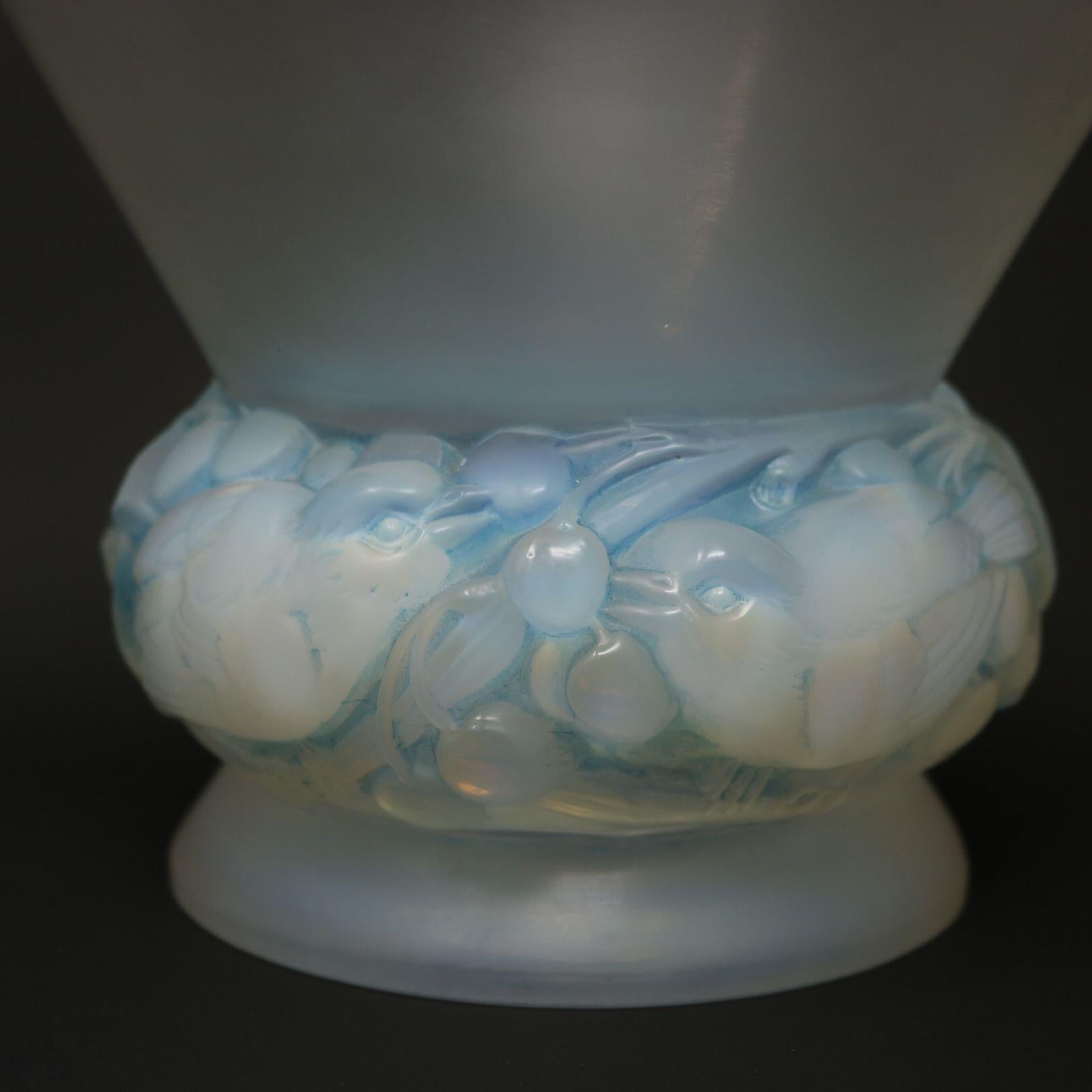 Vaso 'Pinsons' in vetro opalescente di Rene Lalique In condizioni buone in vendita a Chelmsford, Essex
