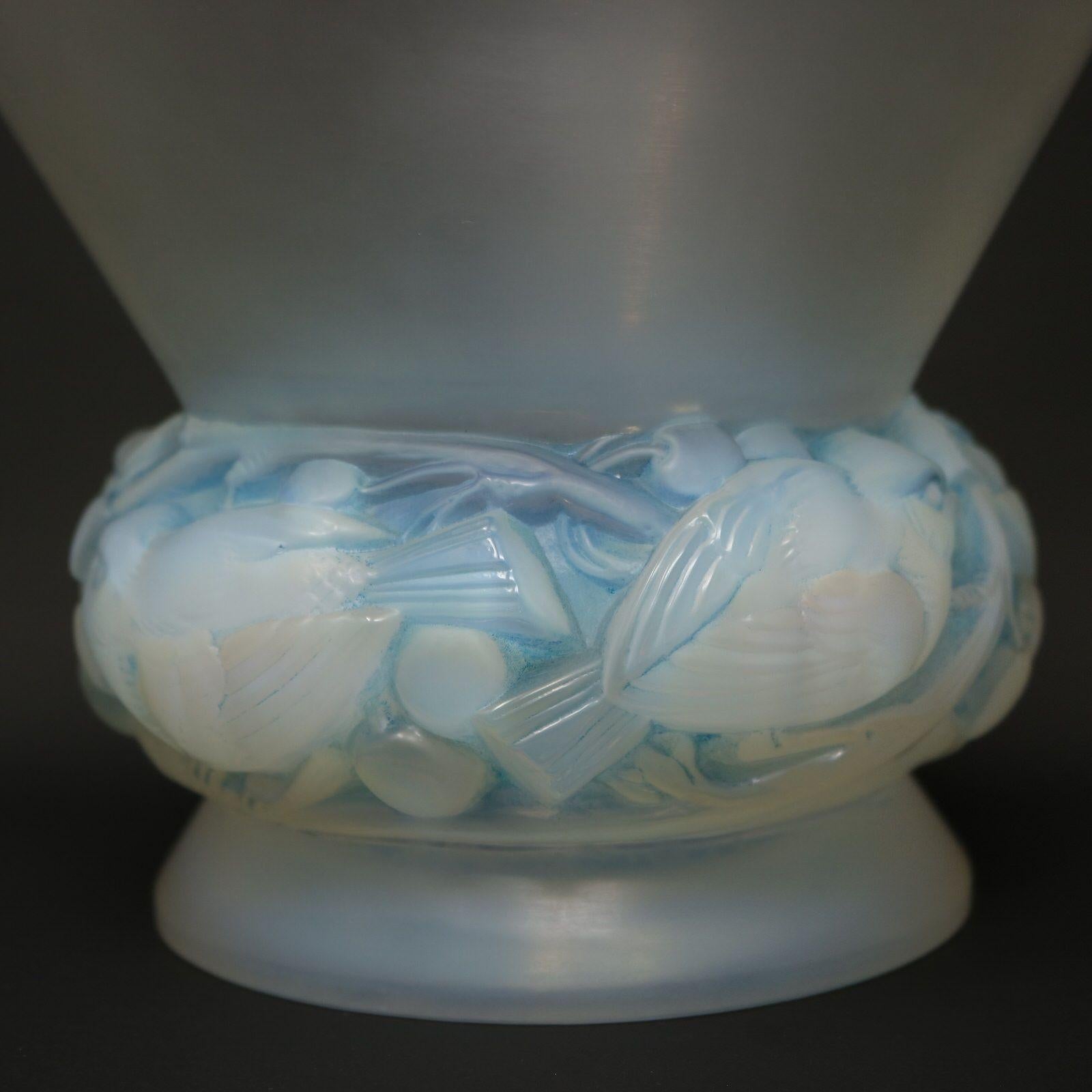 Metà XX secolo Vaso 'Pinsons' in vetro opalescente di Rene Lalique in vendita