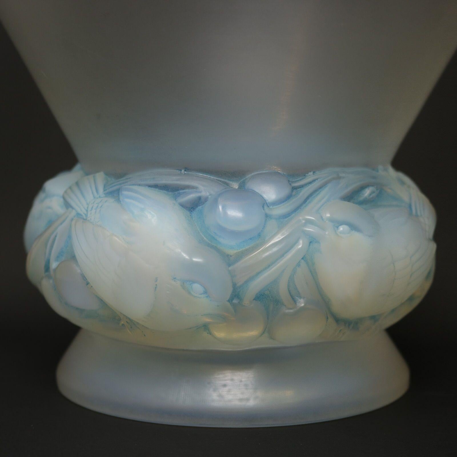 Vaso 'Pinsons' in vetro opalescente di Rene Lalique in vendita 1