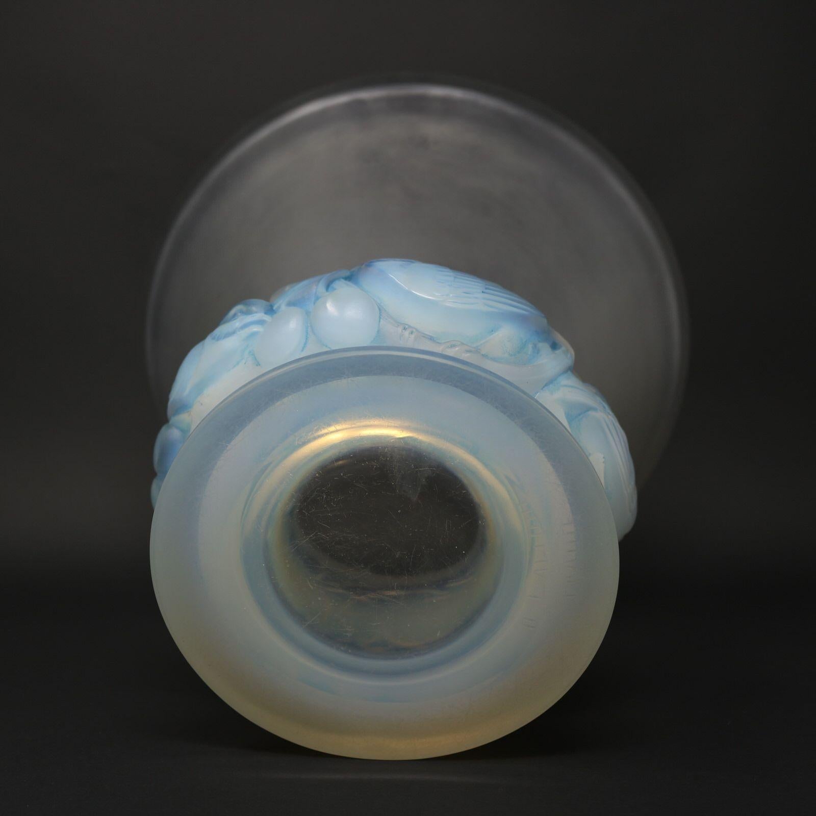 Vaso 'Pinsons' in vetro opalescente di Rene Lalique in vendita 4