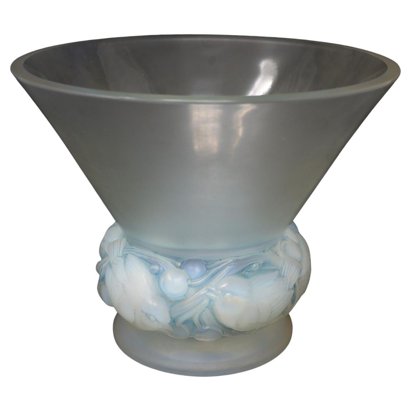 Vase 'Pinsons' en verre opalescent Rene Lalique