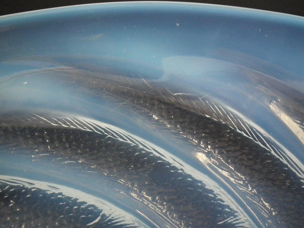 Rene Lalique Opalescent Glass 'Poissons' Coupe or Bowl In Good Condition In Chelmsford, Essex