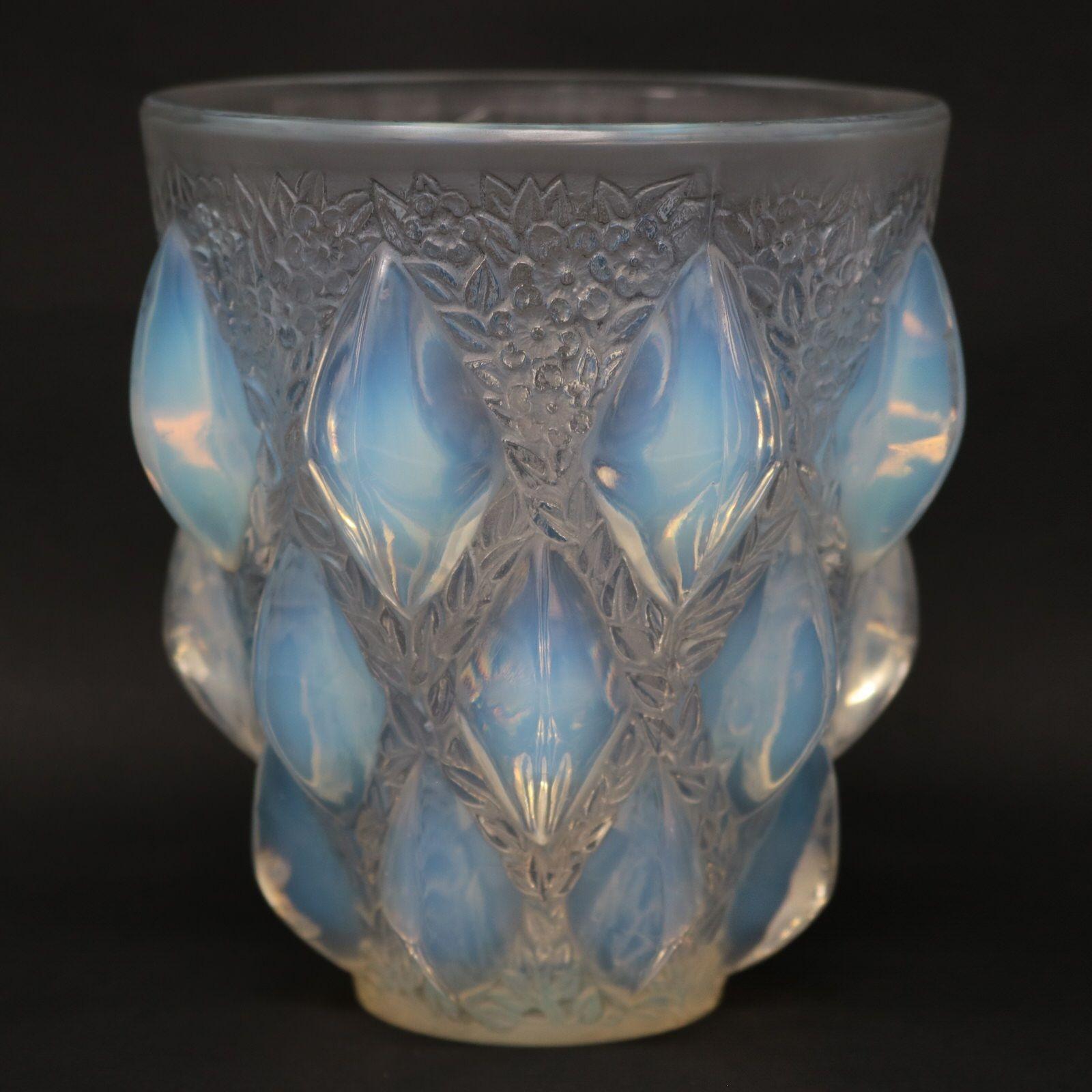 Vase 'Rampillon' en verre opalescent de René Lalique. Ce motif présente des formes de diamant profondément gaufrées, entourées de fleurs et de feuilles. Marque de fabrique au pochoir, 