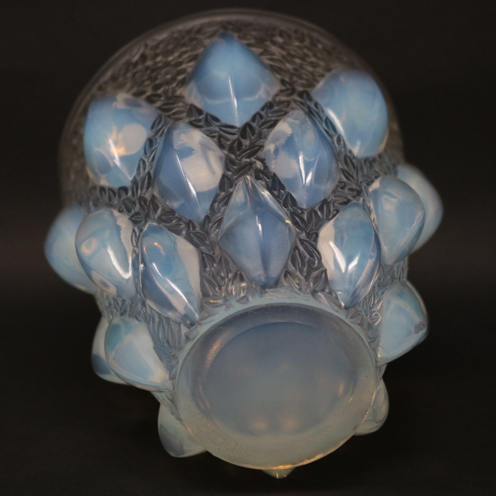 Rene Lalique Opalescent Glass 'Rampillon' Vase In Excellent Condition For Sale In Chelmsford, Essex