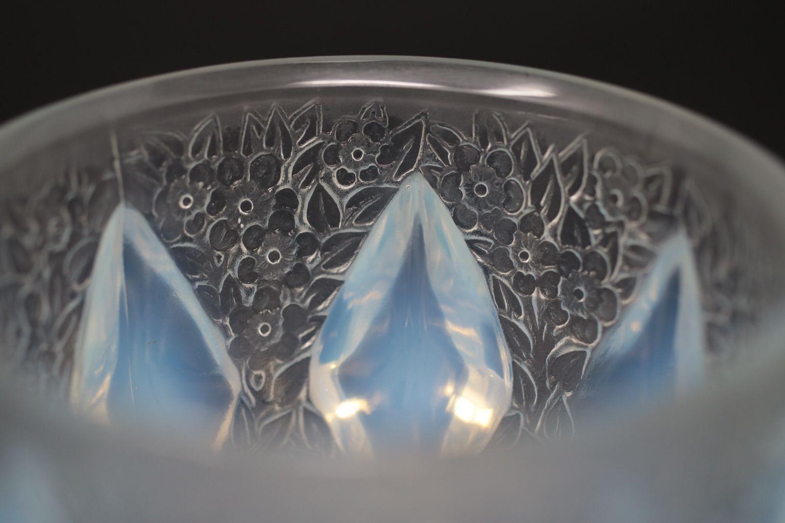 Rene Lalique Opalescent Glass 'Rampillon' Vase For Sale 1