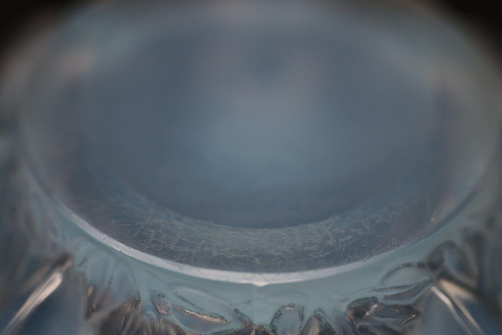 Verre Vase «ampillon » en verre opalescent Rene Lalique en vente