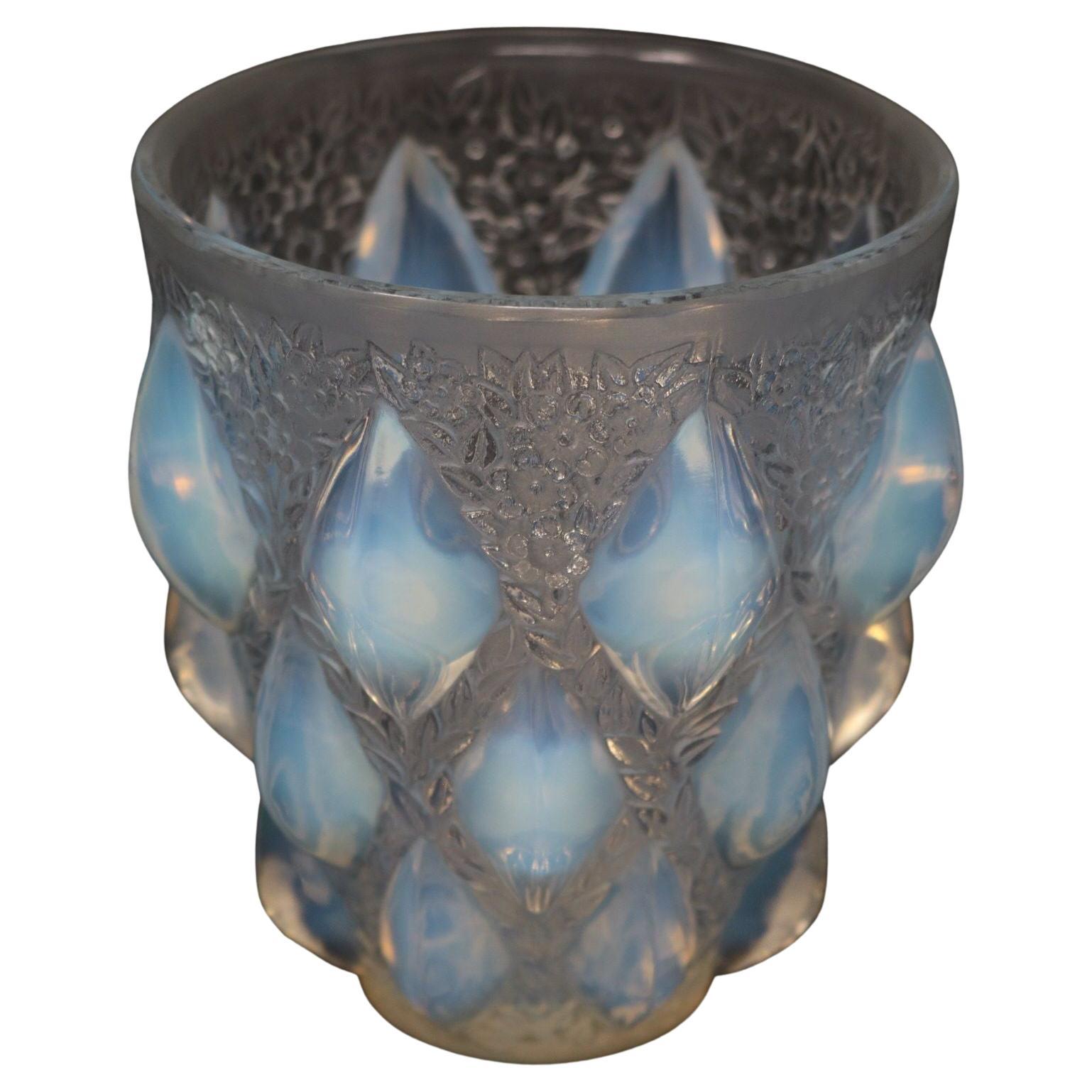 Vase «ampillon » en verre opalescent Rene Lalique en vente