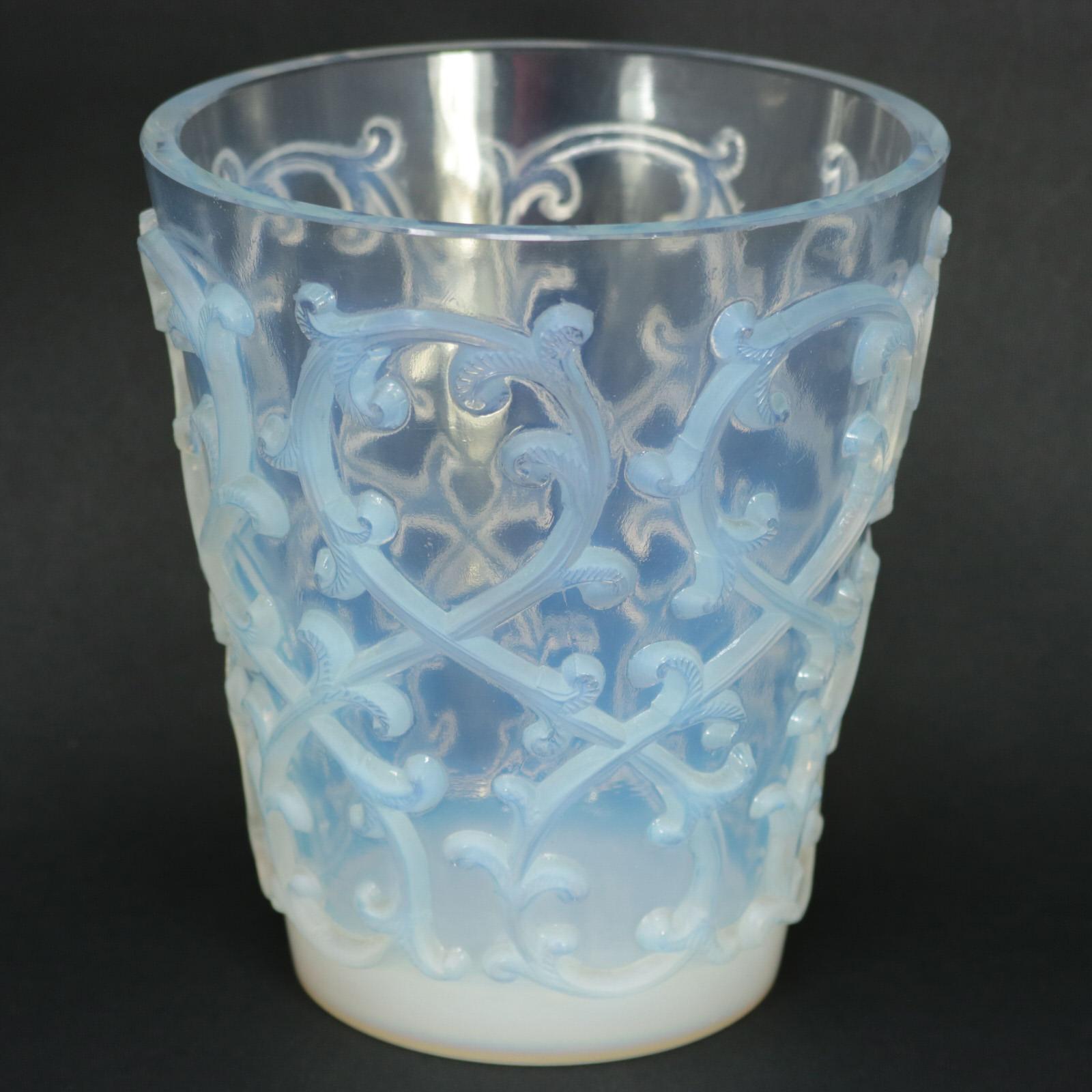 Rince-verres à vin 'Sarments' en verre opalescent de René Lalique. Ce motif présente une branche feuillue, en relief sur les côtés. Marque de fabricant inscrite au pochoir, 