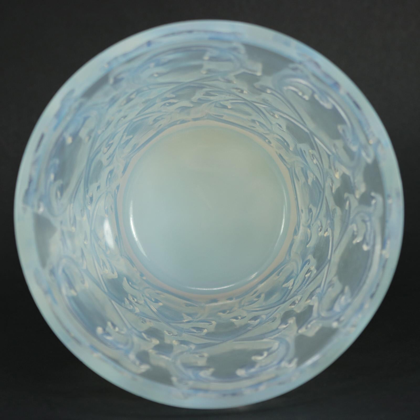 French Rene Lalique Opalescent Glass 'Sarments' Glass Rinser For Sale