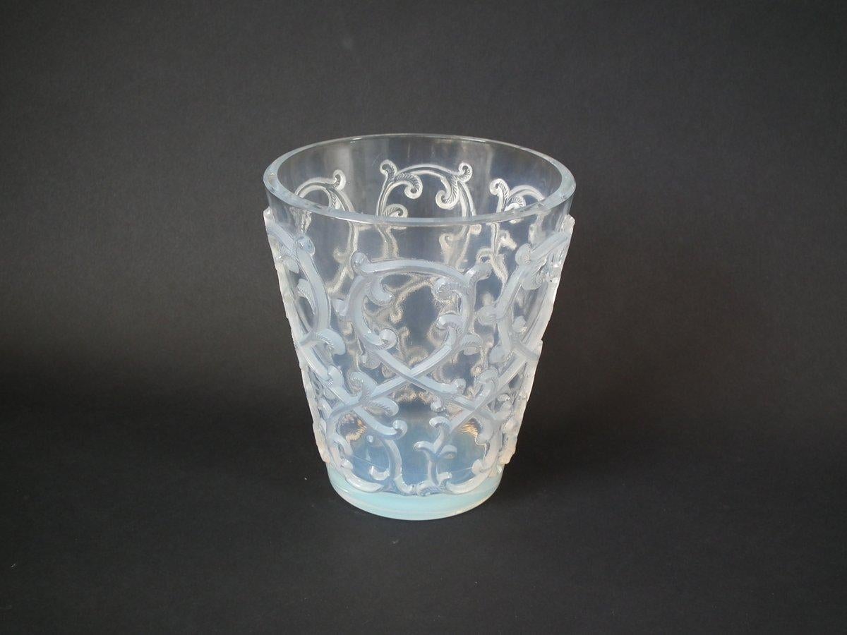 René Lalique opalescent glass 'Sarments' wine glass rinser. Stenciled makers mark, 'R LALIQUE FRANCE'. Book reference: Marcilhac 10-3478.
 