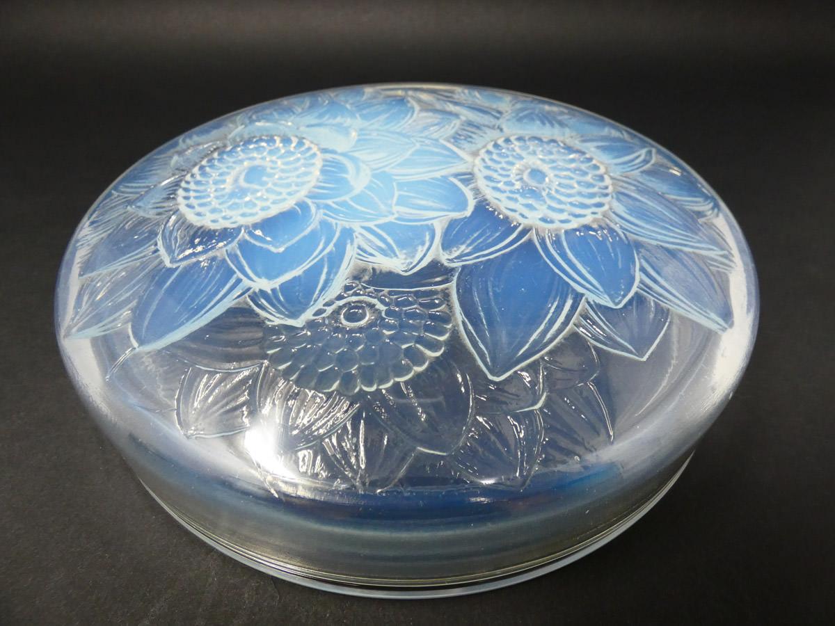 Art Deco René Lalique Opalescent Glass 'Trois Dahlias' Box For Sale