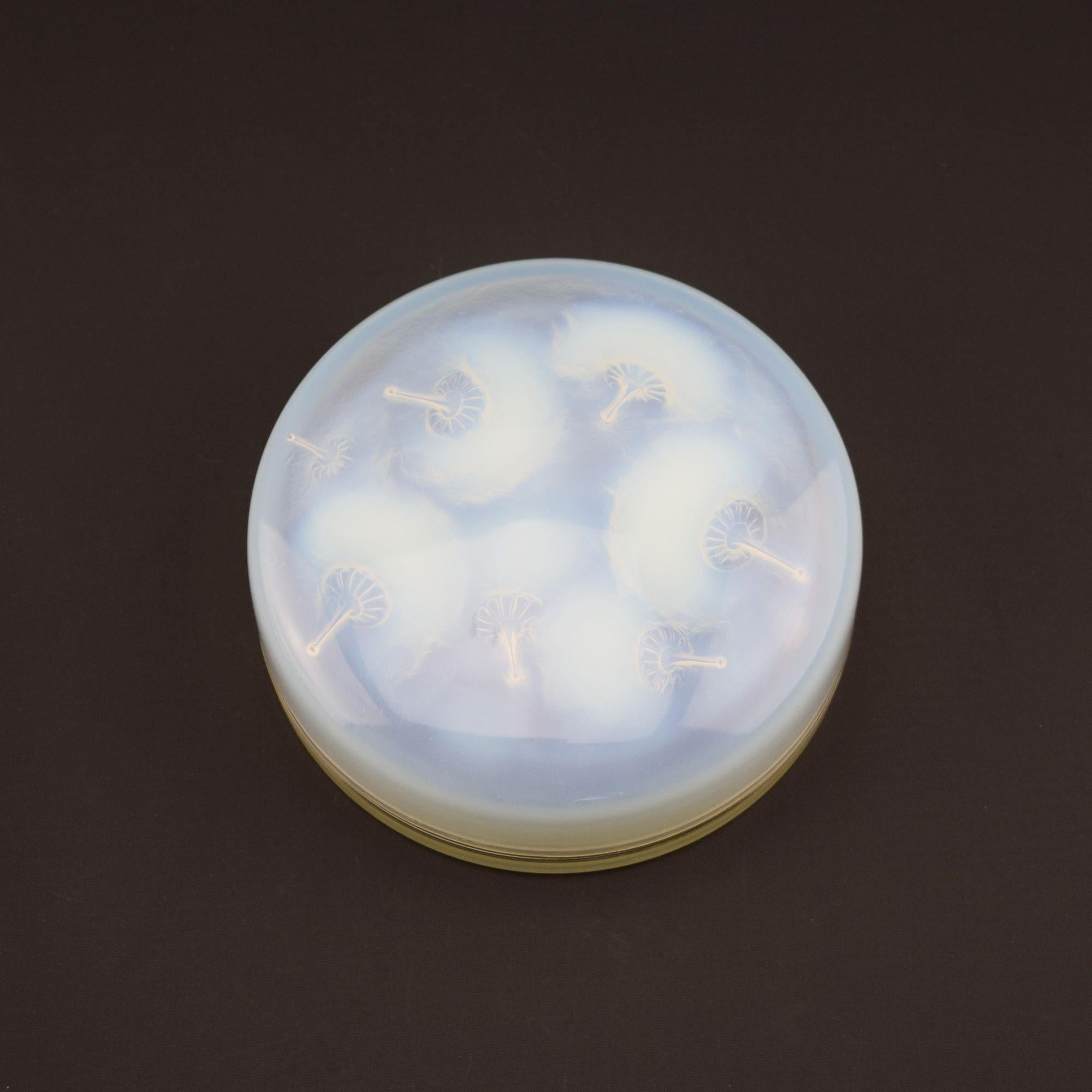 Caja Houppes opalescente René Lalique C1921 Moldeado en venta