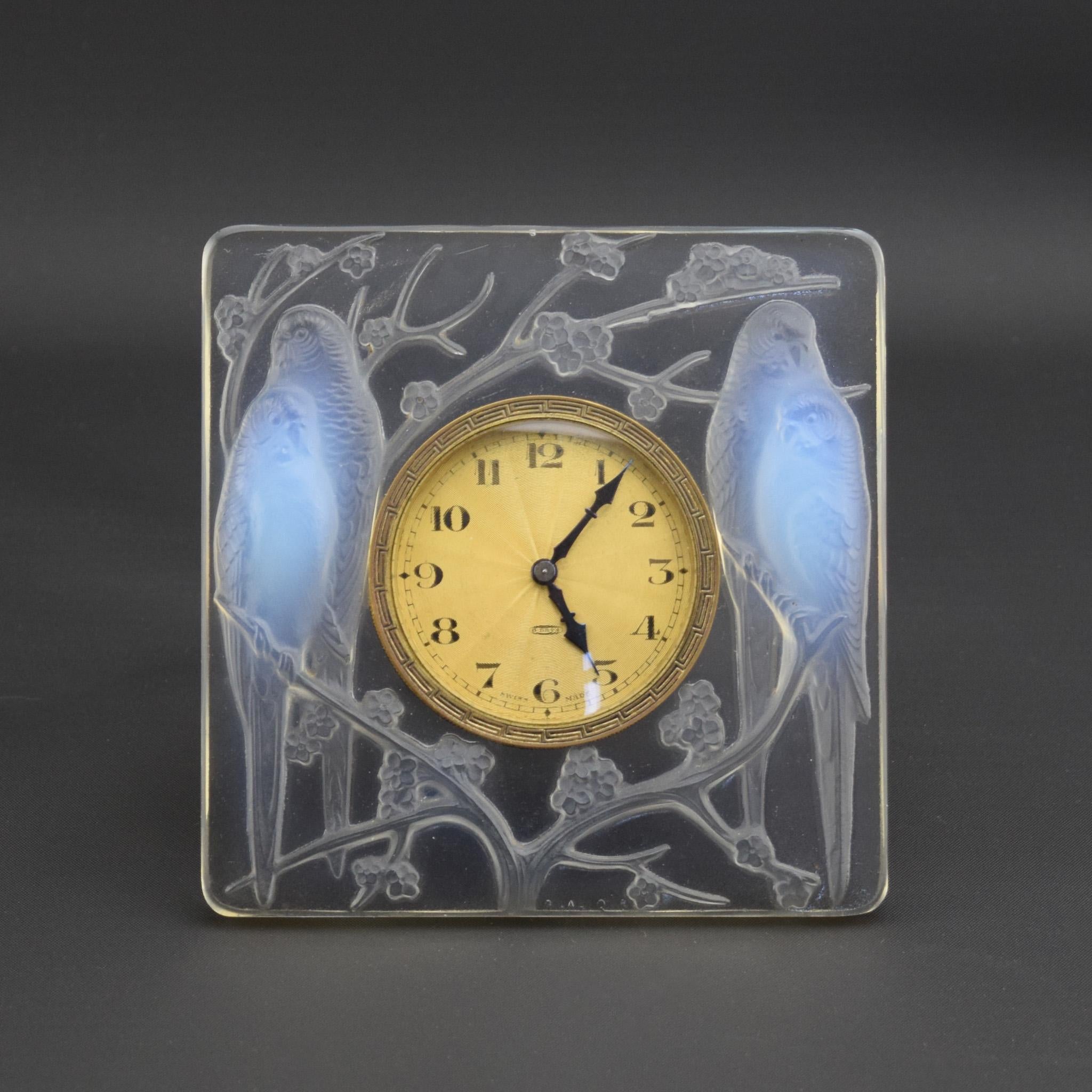 Rene Lalique opalisierende untrennbare Uhr
Wunderschöne ikonische Uhr mit zwei Wellensittichpaaren, die auf beiden Seiten des Zeitmessers sitzen 

Geformte Marke R Lalique und Gravur France

Der Zustand ist sehr gut, ohne Schäden oder Mängel
Das