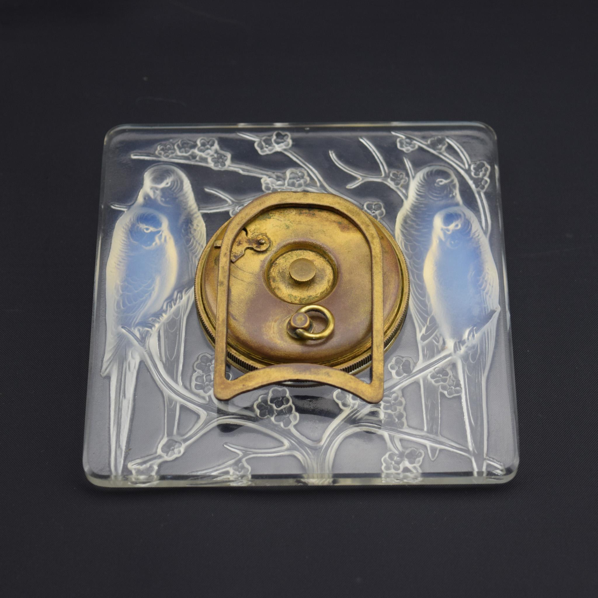 Opalisierende untrennbare Rene lalique-Uhr C1926 (Geformt) im Angebot