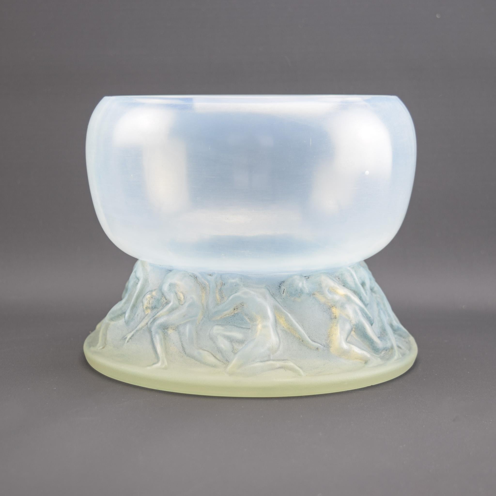 Vaso Lutteurs opalescente di Rene Lalique, evidenziato da macchie nere
Un vaso piuttosto insolito, modellato con una fascia continua di lottatori nudi che sembrano sostenere la sezione della ciotola del vaso.

Con incisione elaborata sulla base R
