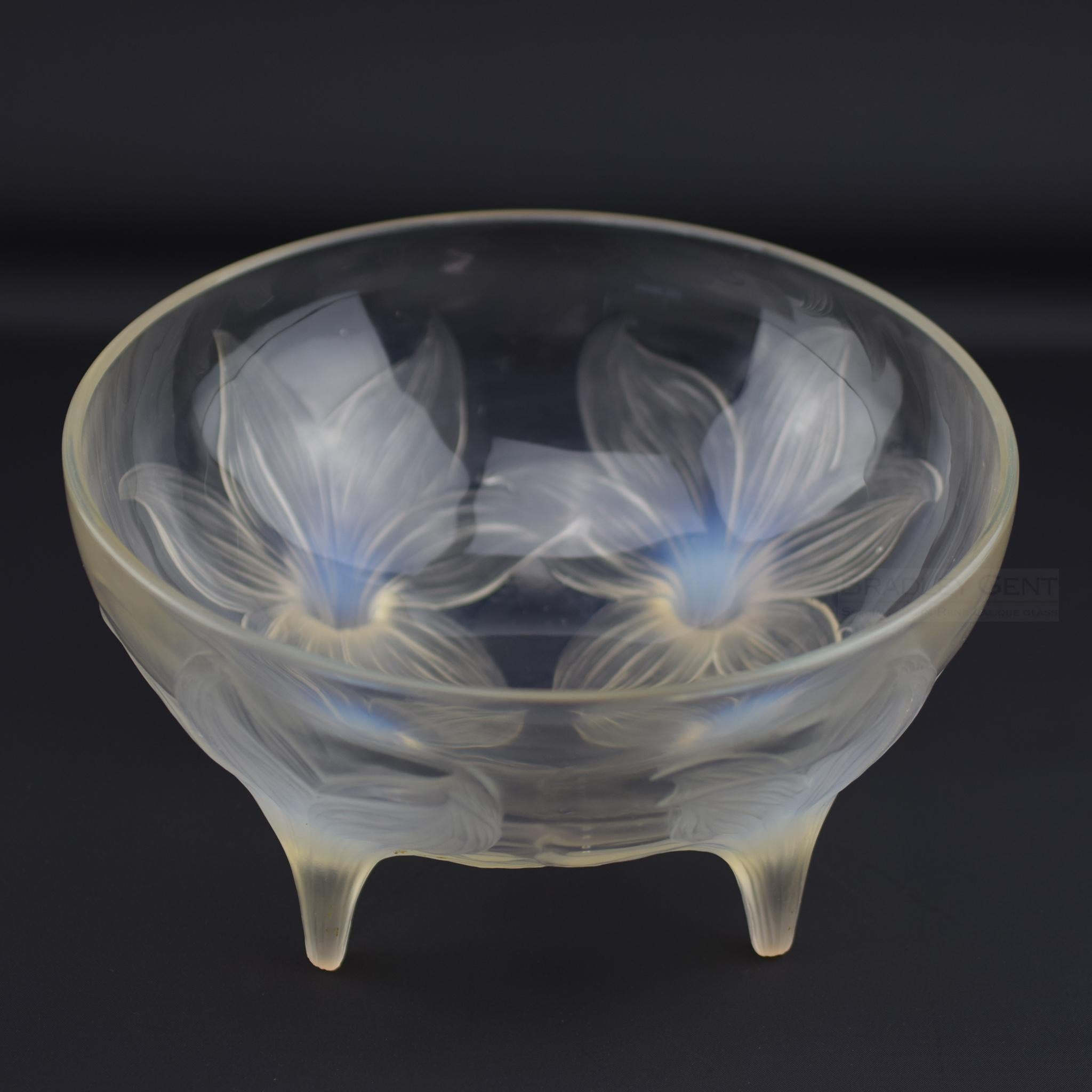 Ciotola Lalique opalescente di Rene Lalique
Un design davvero ingegnoso, in quanto i piedi della ciotola sono formati dai gambi dei fiori.

Introdotto nel 1924
Marcilhac pagina: 292
Model No. 382
Marchio di taglio della ruota R Lalique France


Lo