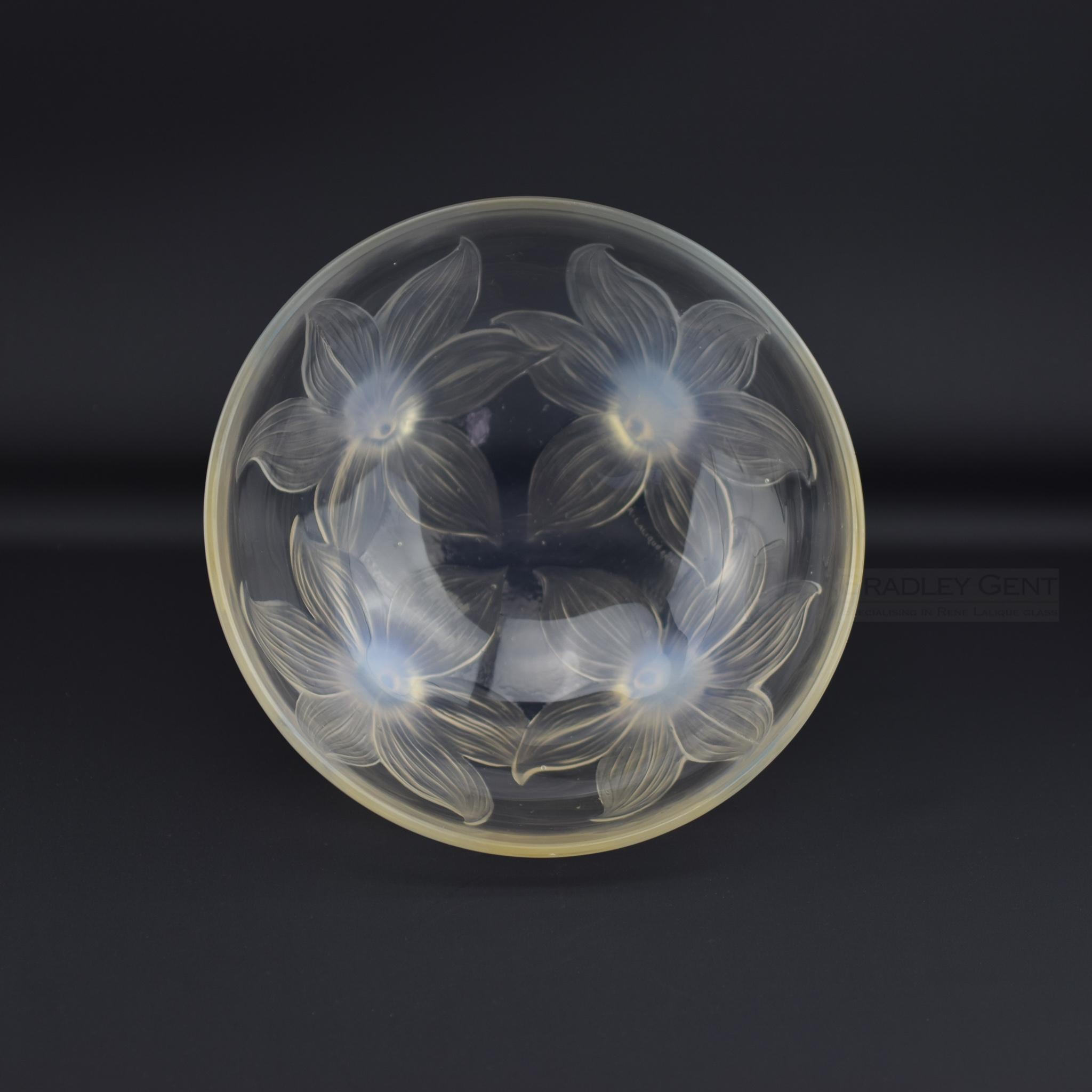 Francese Ciotola Lalique opalescente di Rene Lalique in vendita