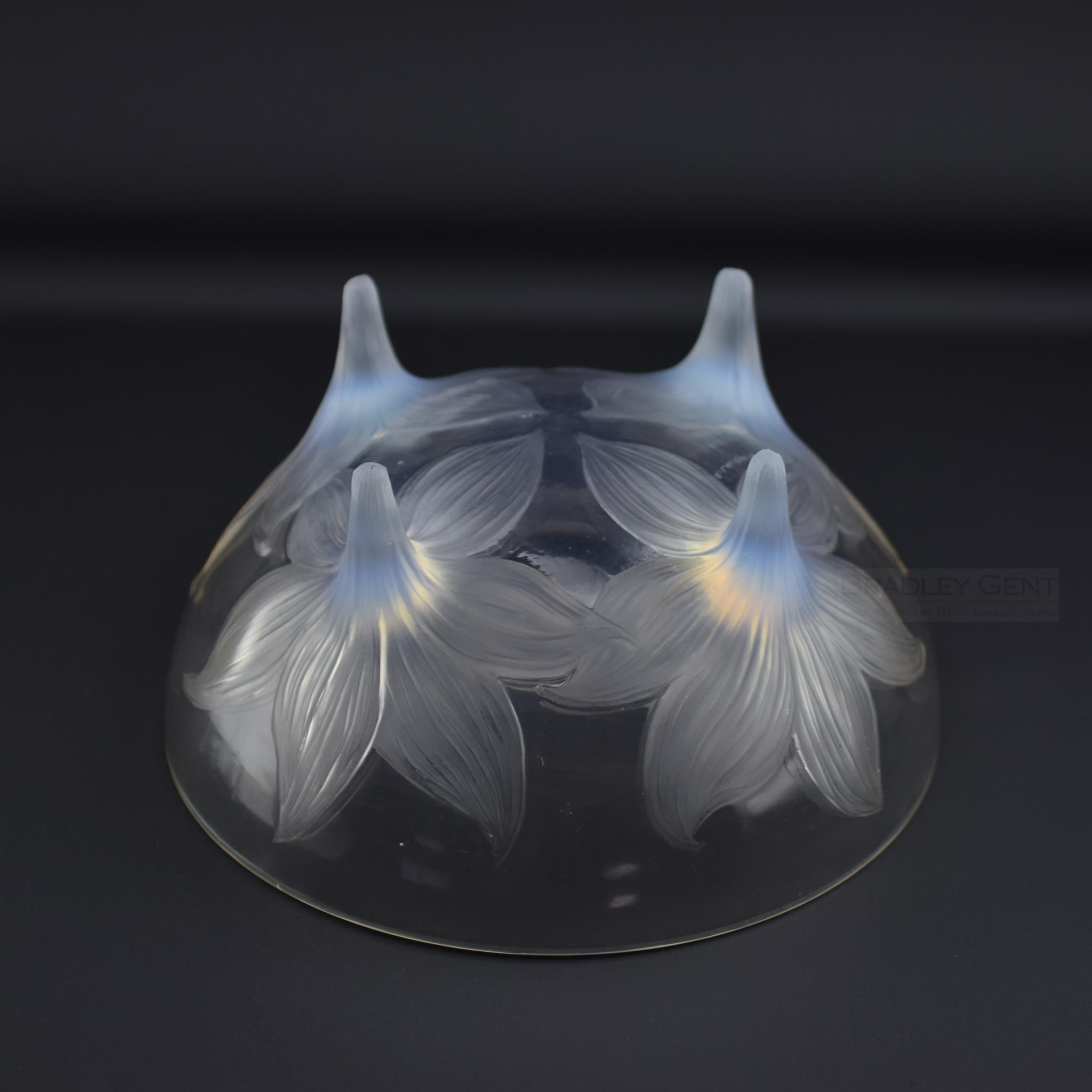 Stampato Ciotola Lalique opalescente di Rene Lalique in vendita