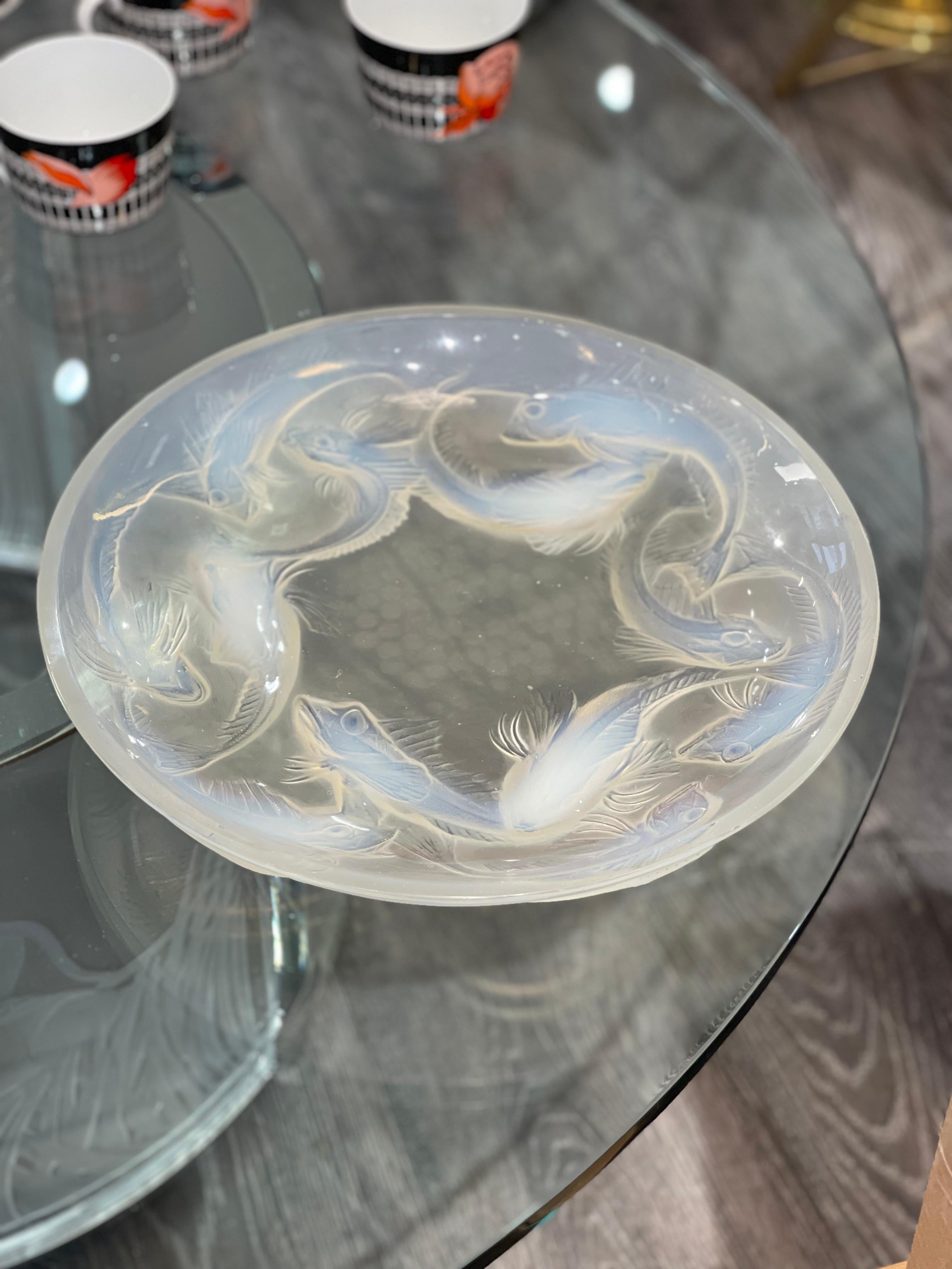 Heavily molded opalescent molded blown glass fish motif glass
Martigues opalescent glass bowl
thickly molded pressed glass and fish decorated shallow Model: 377, circa 1920.
Bibliographies:
Félix Marcilhac, 