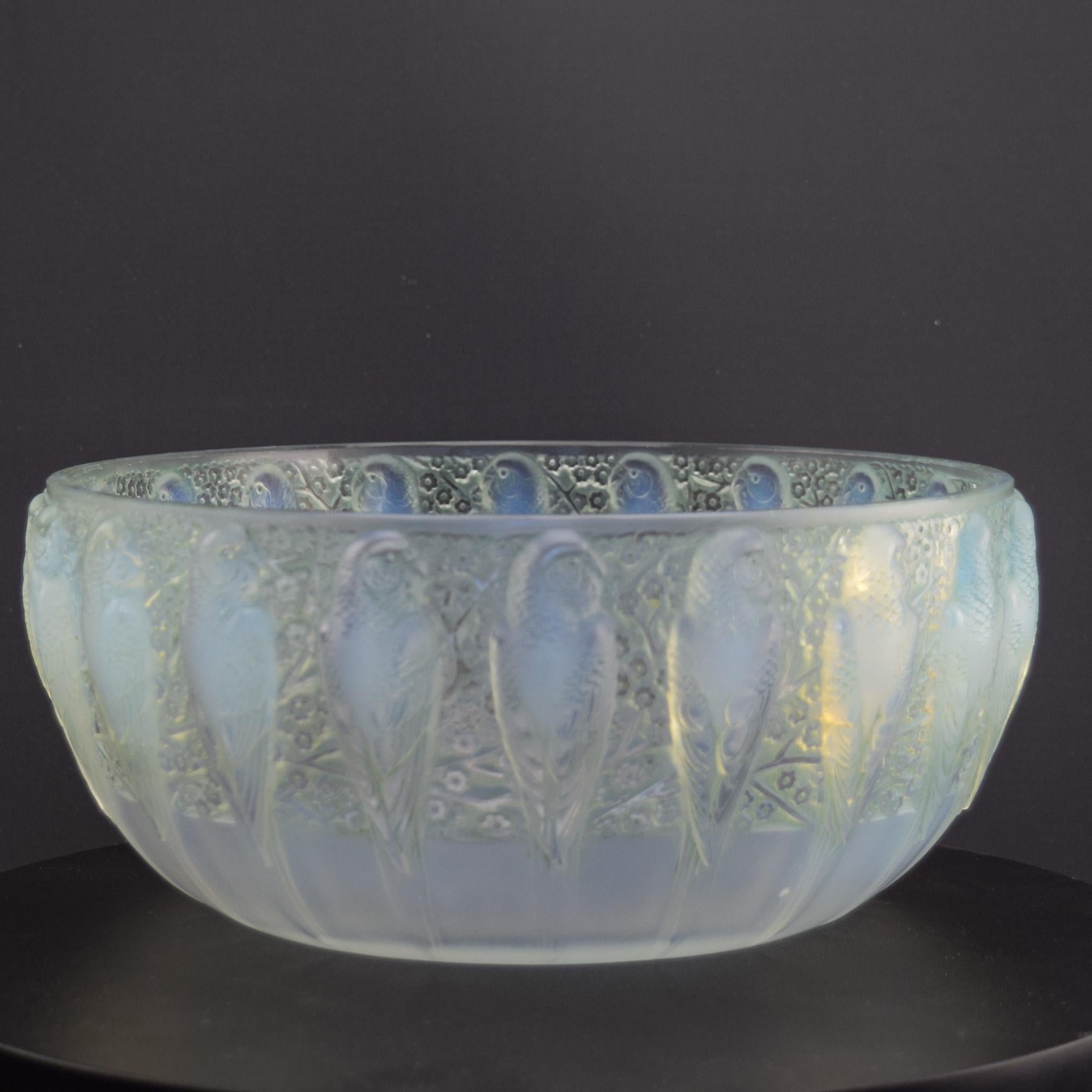 Ciotola Perruches opalescente di Rene Lalique evidenziata da macchie verdi

Un esemplare molto bello e pulito con un'usura minima, con alcune tipiche bolle d'aria e inclusioni interne.


Model No. 419
Introdotto nel 1931
Marcilhac pagina rif:302