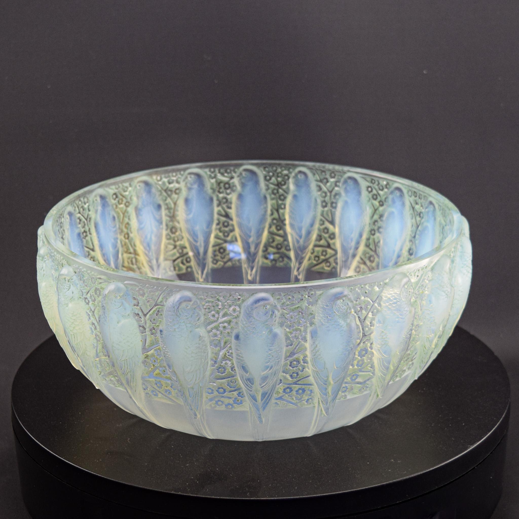 Metà XX secolo Ciotola Perruches opalescente Rene Lalique C1931
