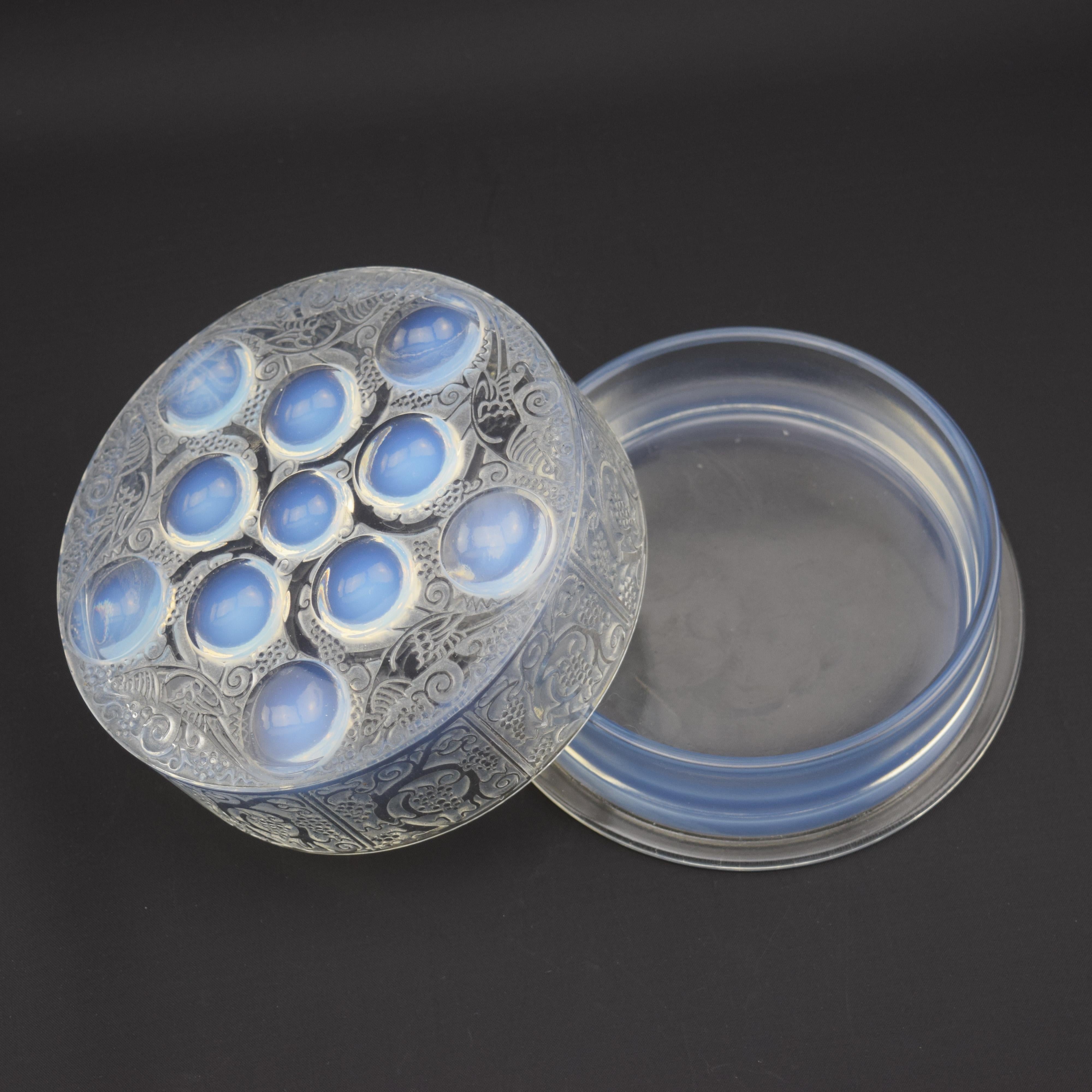Caja Roger opalescente René Lalique con manchas azul claro C1926 Art Decó en venta