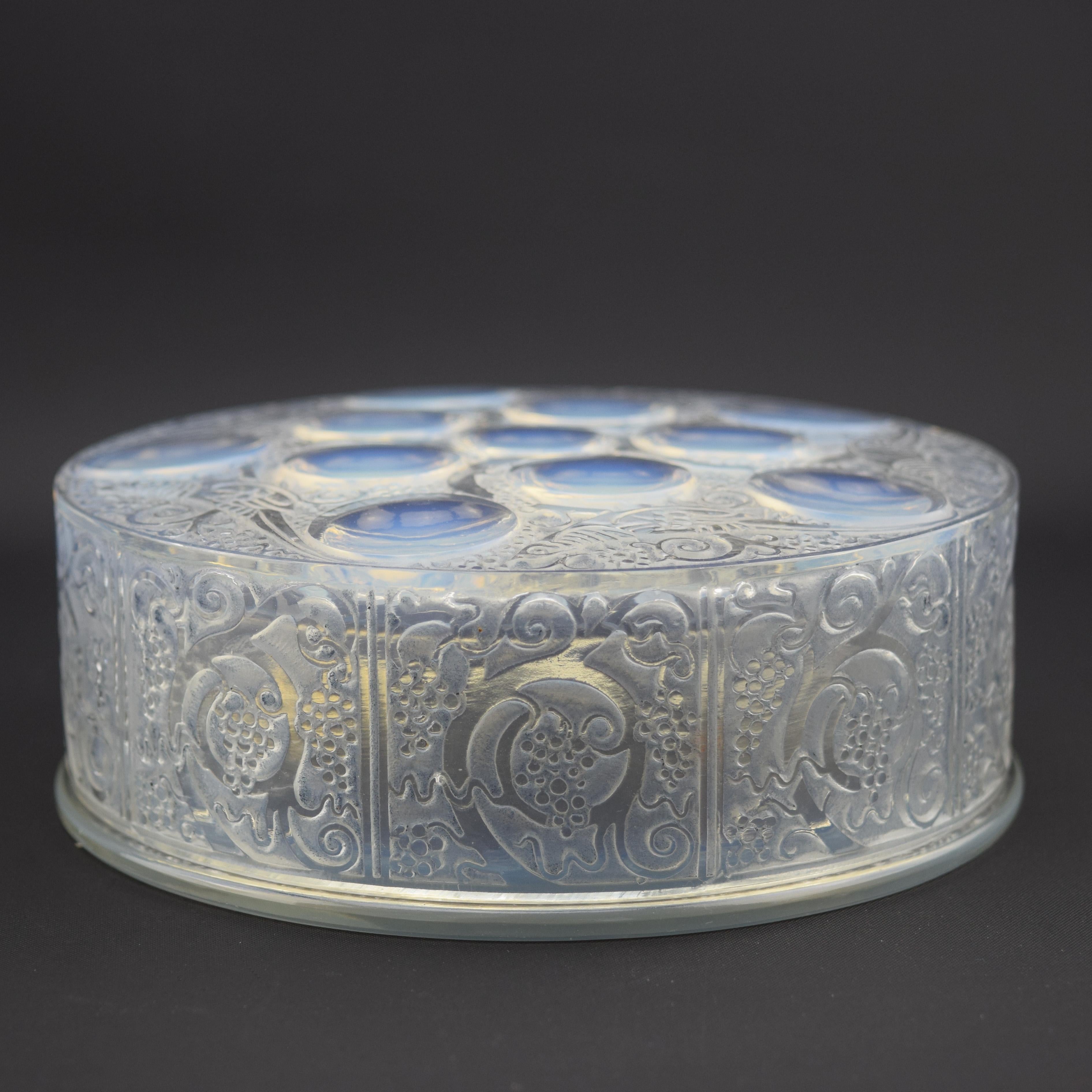 Caja Roger opalescente René Lalique con manchas azul claro C1926 Francés en venta