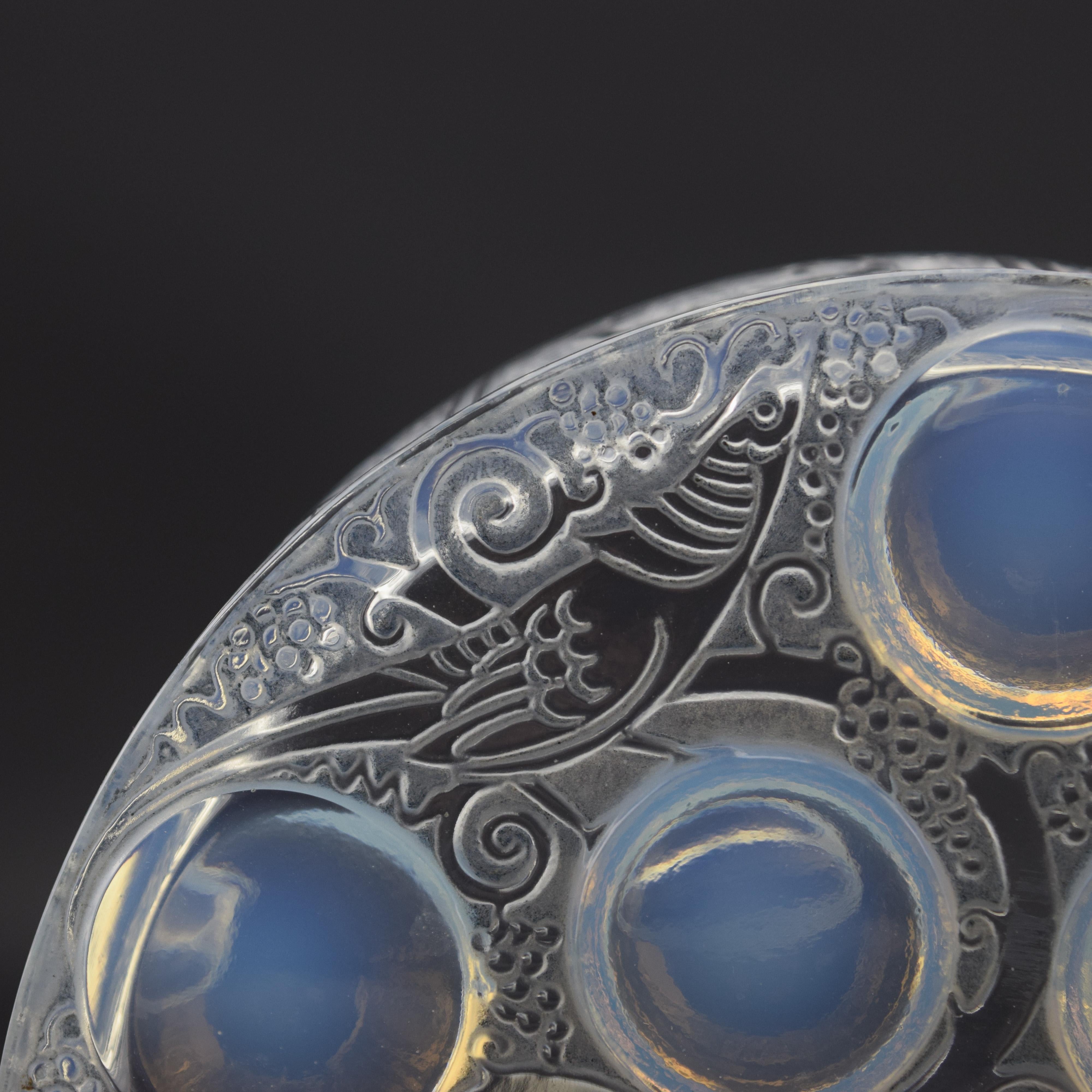 Caja Roger opalescente René Lalique con manchas azul claro C1926 Moldeado en venta