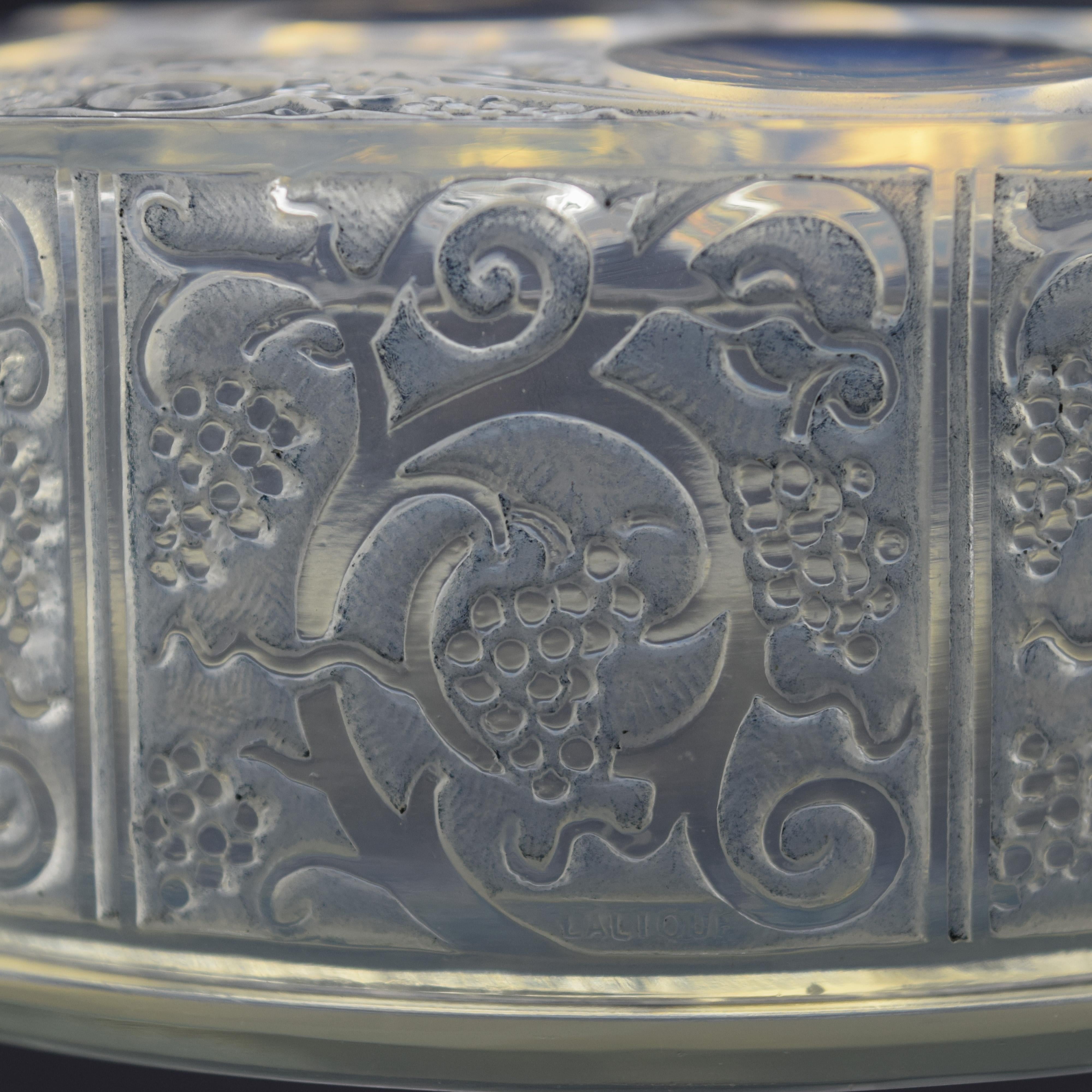 Caja Roger opalescente René Lalique con manchas azul claro C1926 en Bueno estado para la venta en Devon, GB