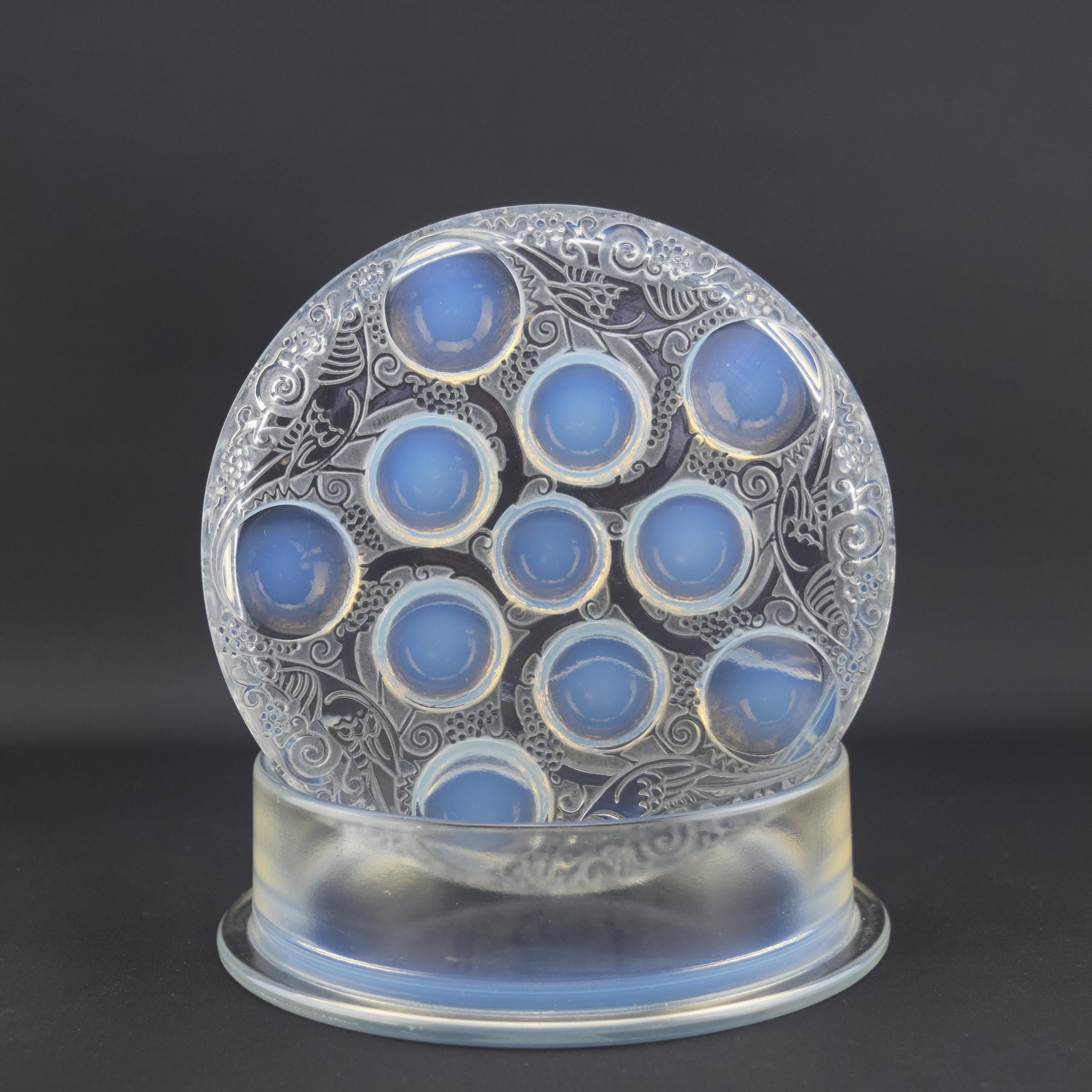 Caja Roger opalescente René Lalique con manchas azul claro C1926 principios del siglo XX en venta