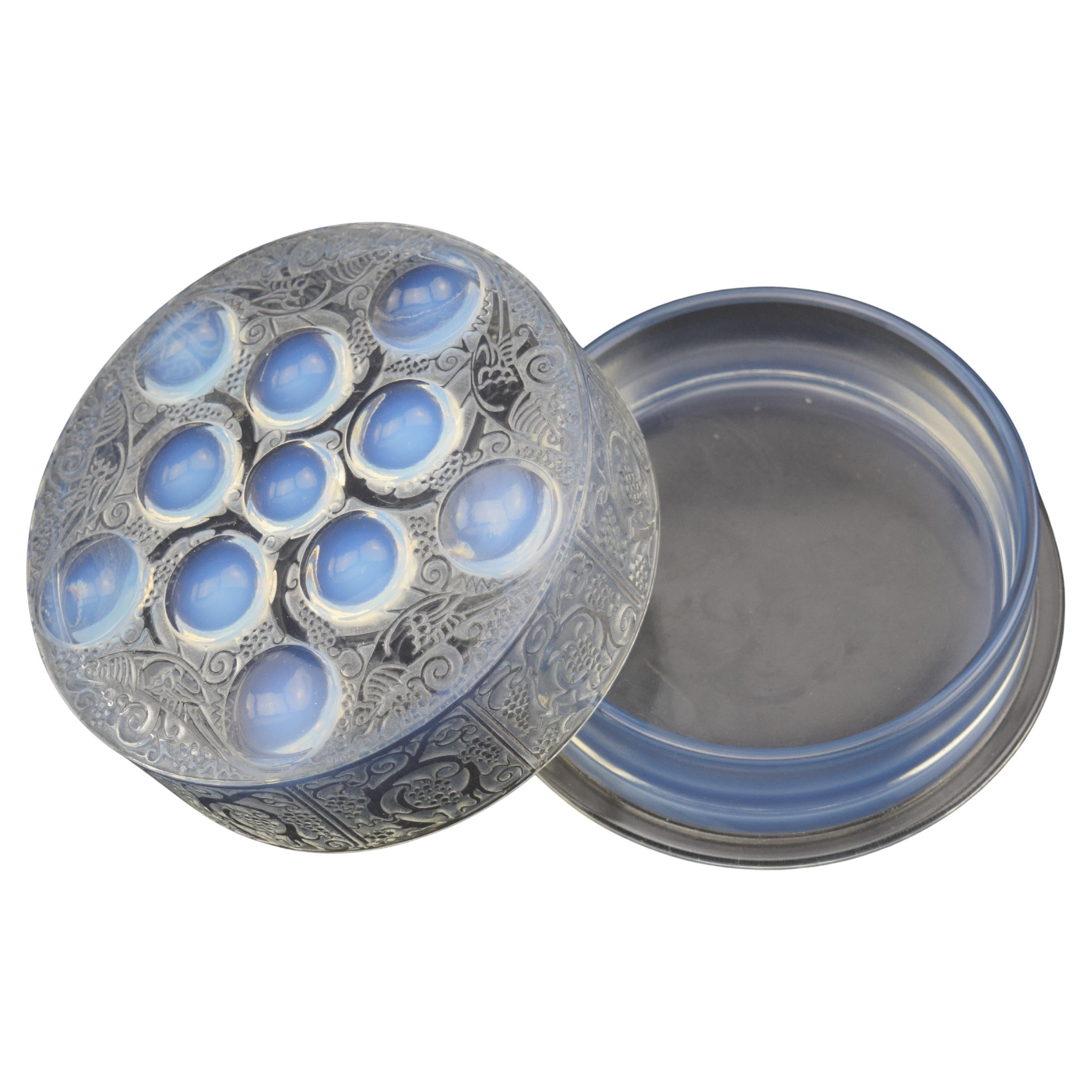 Caja Roger opalescente René Lalique con manchas azul claro C1926 en venta