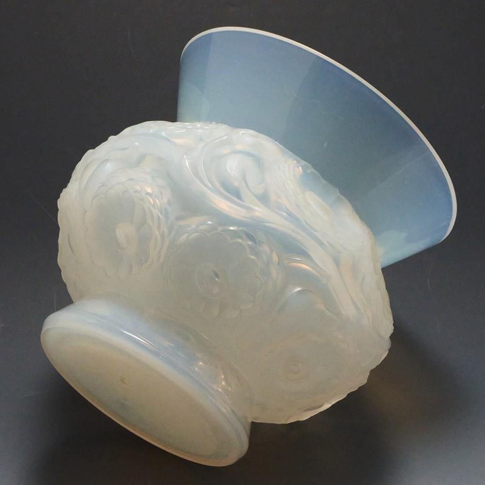 Art Déco Rene Lalique Vaso Soucis opalescente disegnato, 1937 in vendita