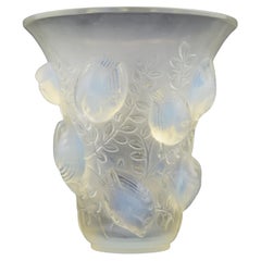 Vaso St Francois opalescente di Rene Lalique C1930