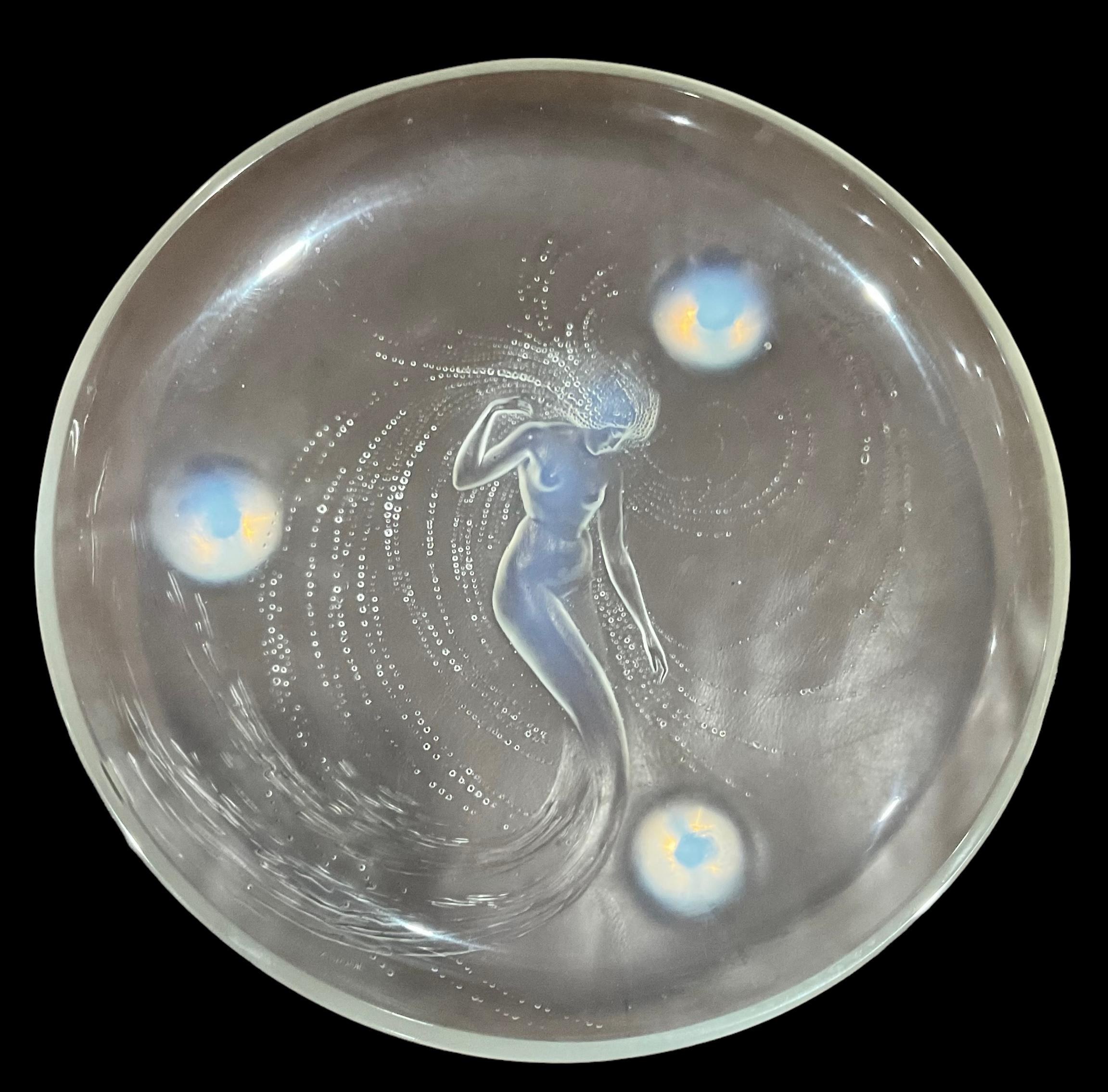 Cuenco Art Déco René Lalique Opalescente Trepado Sirena circa años 20 con firma en cristal. Pieza asombrosa y rara. El cristal opalescente es muy vibrante. 
