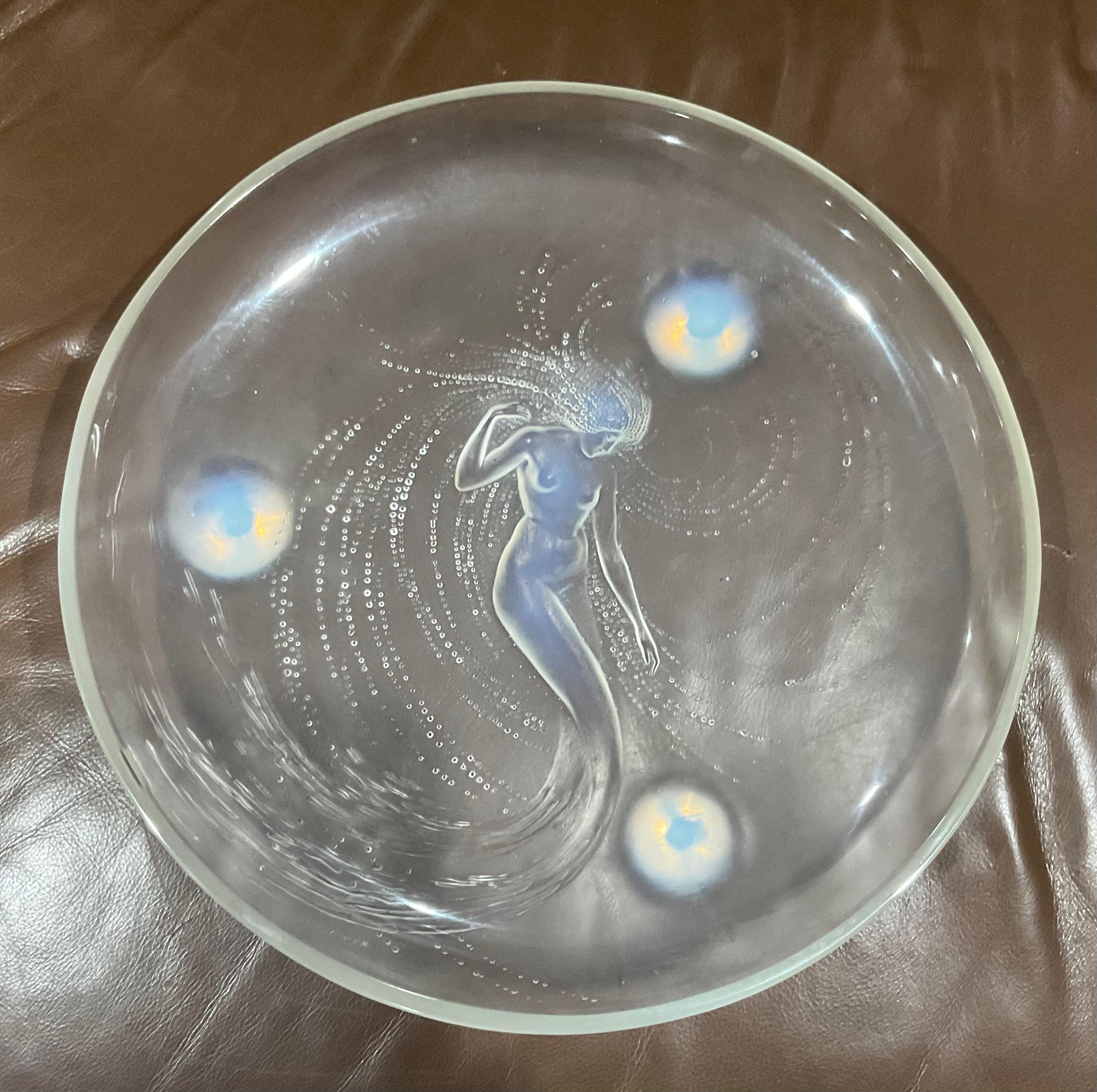 René Lalique Cuenco de Sirena Trepada Opalescente circa años 20 con firma en vidrio Art Decó