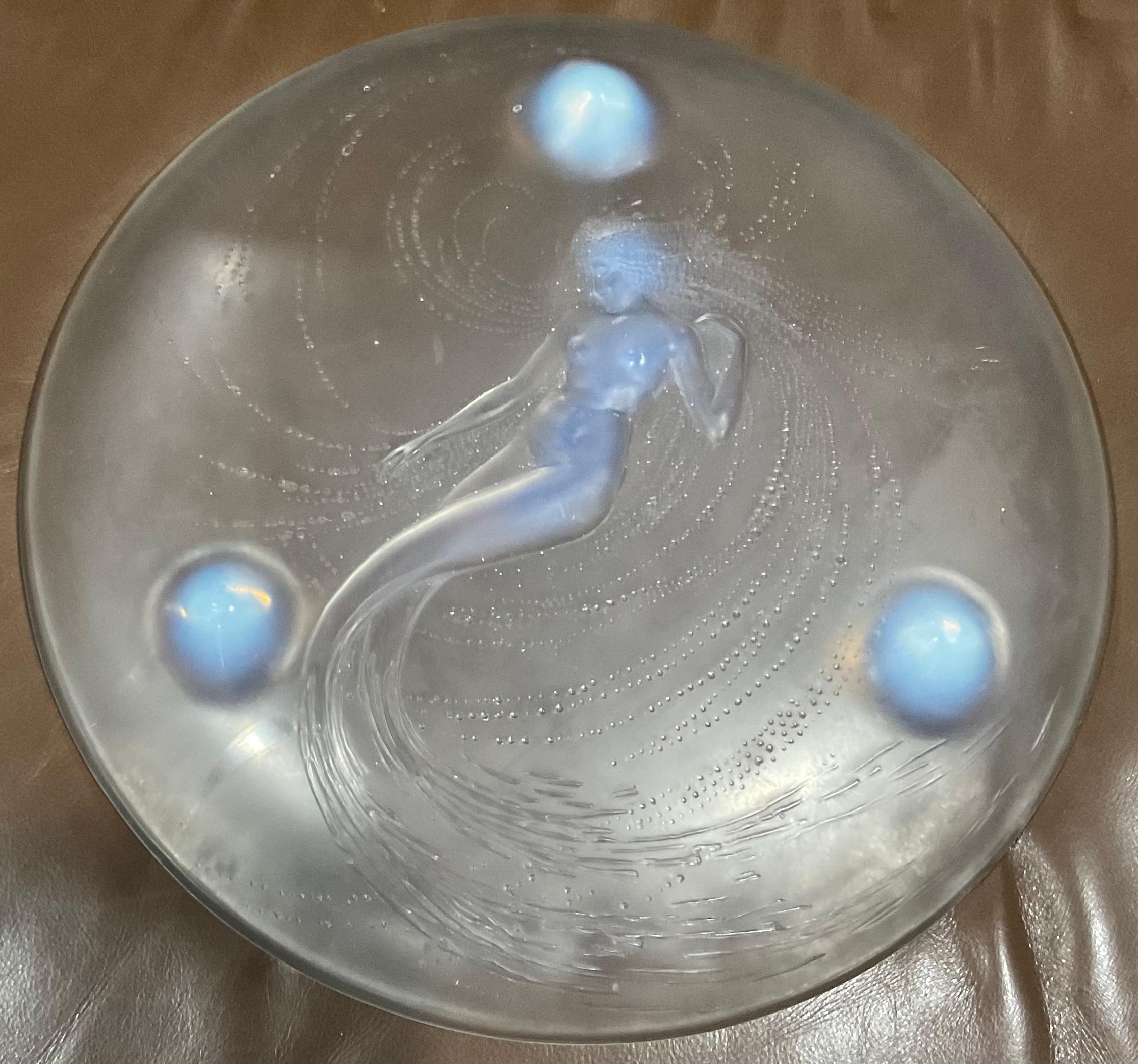 René Lalique Cuenco de Sirena Trepada Opalescente circa años 20 con firma en vidrio Francés