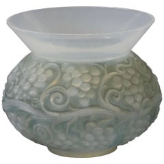 Rene Lalique Vase opalescent Fontainebleau