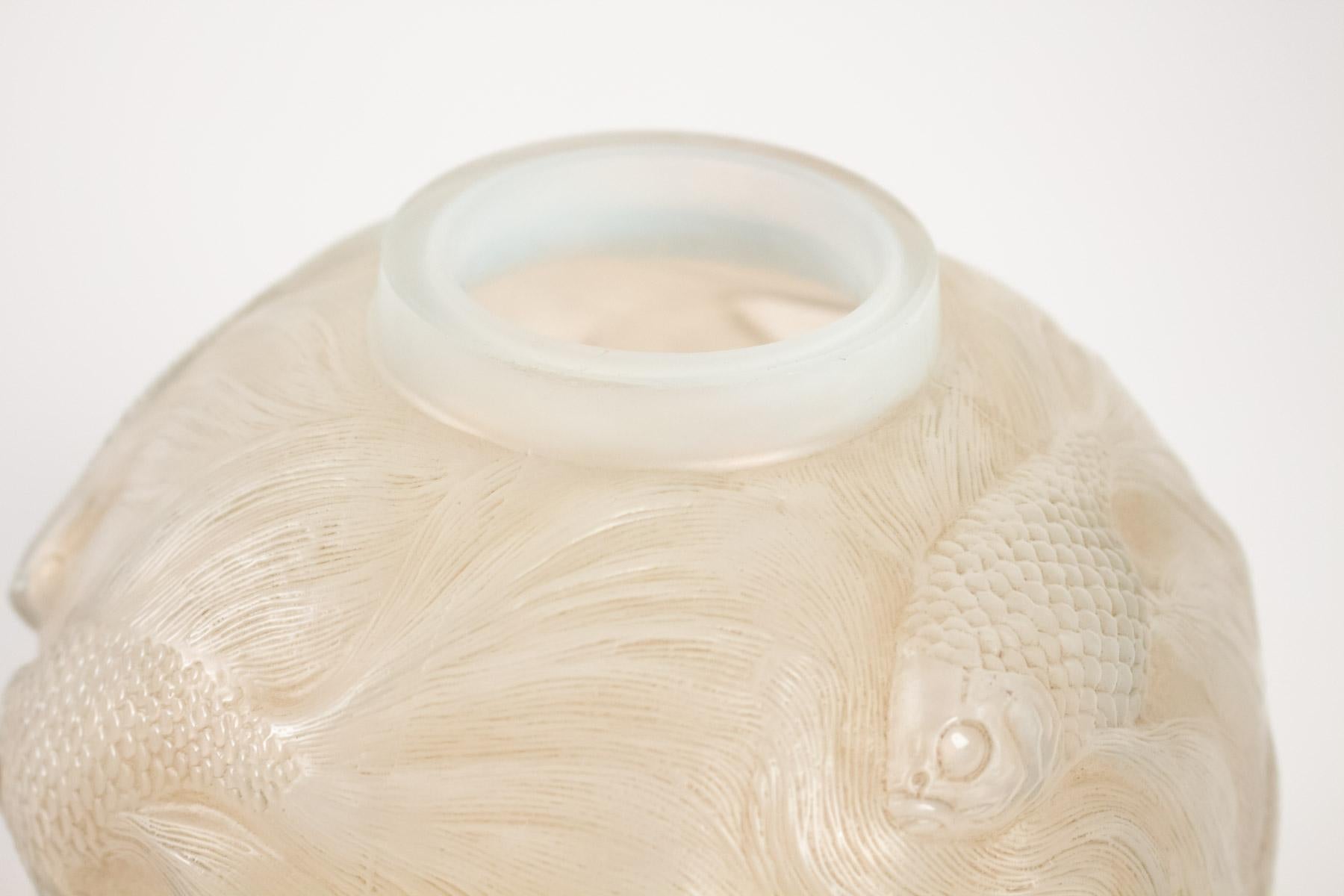 René Lalique Opalescent Vase Formose In Good Condition In Saint-Ouen, FR