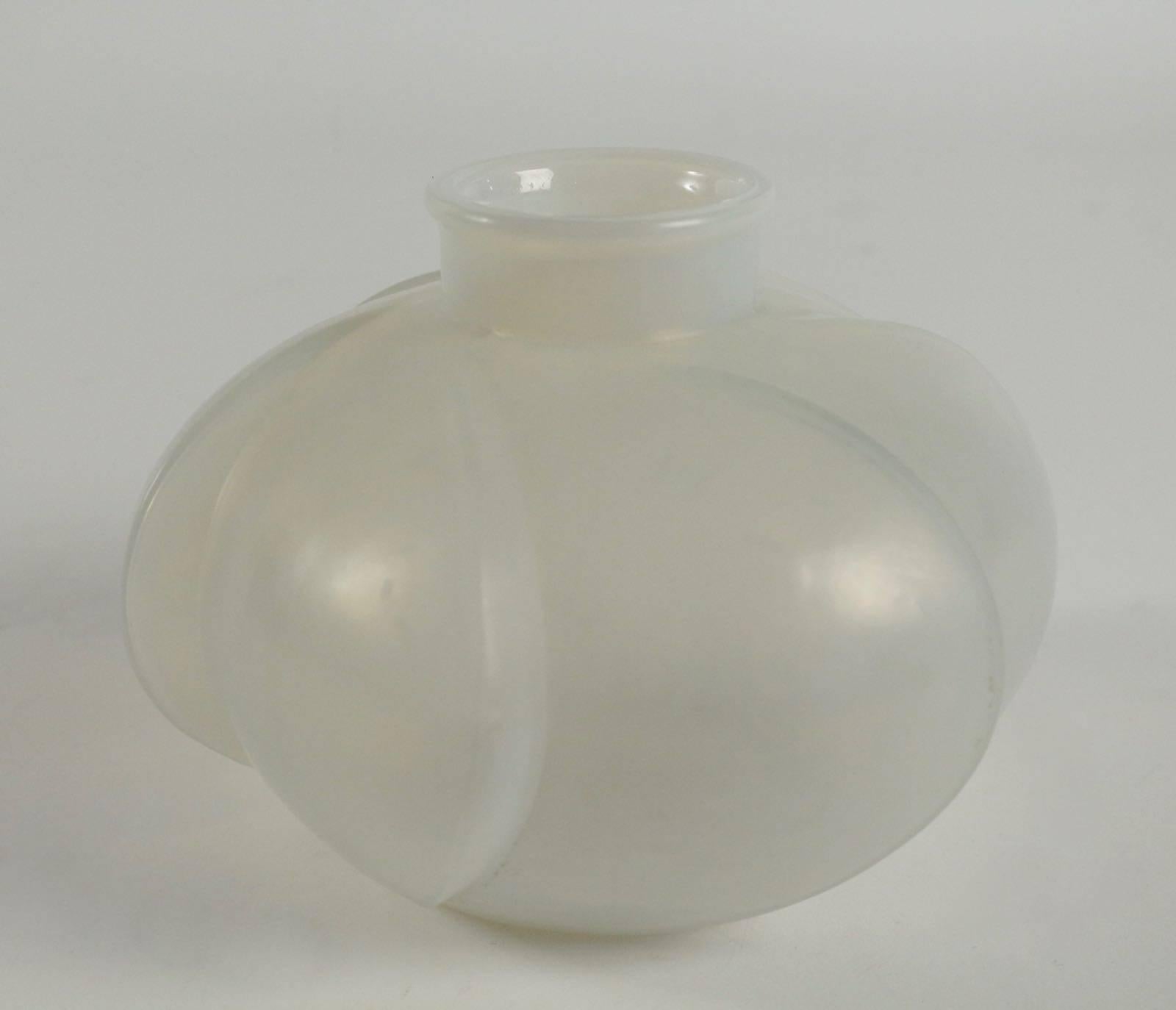 Rene Lalique 
vase perigord. 
In white opalescent glass, design 1928.

Lalique Rene´ (1860-1945).
Model No. 1003, measure 5.5 inches high. 
E´preuve de tirage industriel re´alise´e en verre blanc opalescent souffle´-moule´.
Signed R. Lalique