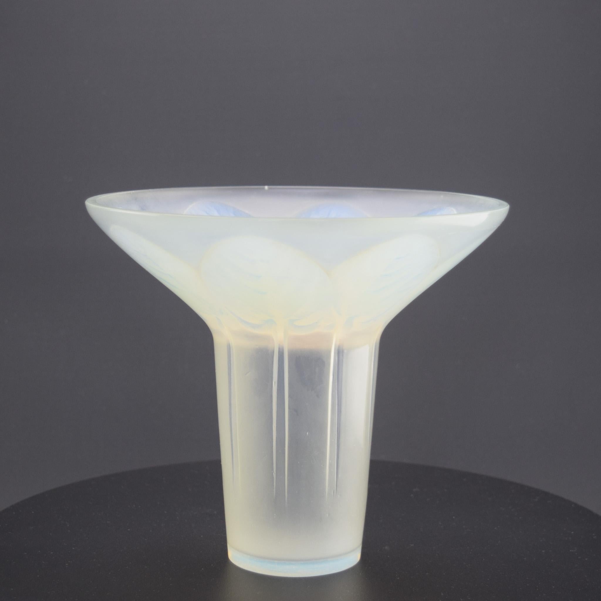 Vaso Violette opalescente di Rene Lalique
Un bel vaso dall'aspetto moderno, con una buona forza di opalescenza, un corpo sottile, un bordo svasato e modellato con foglie con i gambi che scendono nel vaso.

Marcilhac pagina 424
Introdotto nel