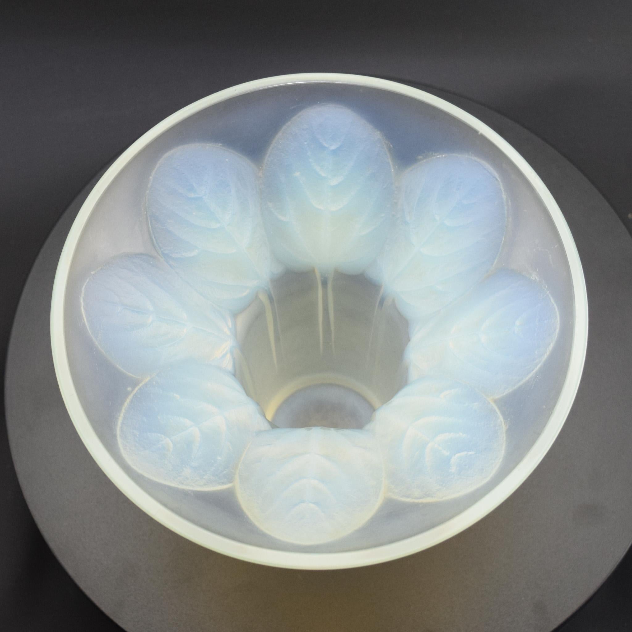 Francese Vaso Violette opalescente Rene Lalique C1921 in vendita