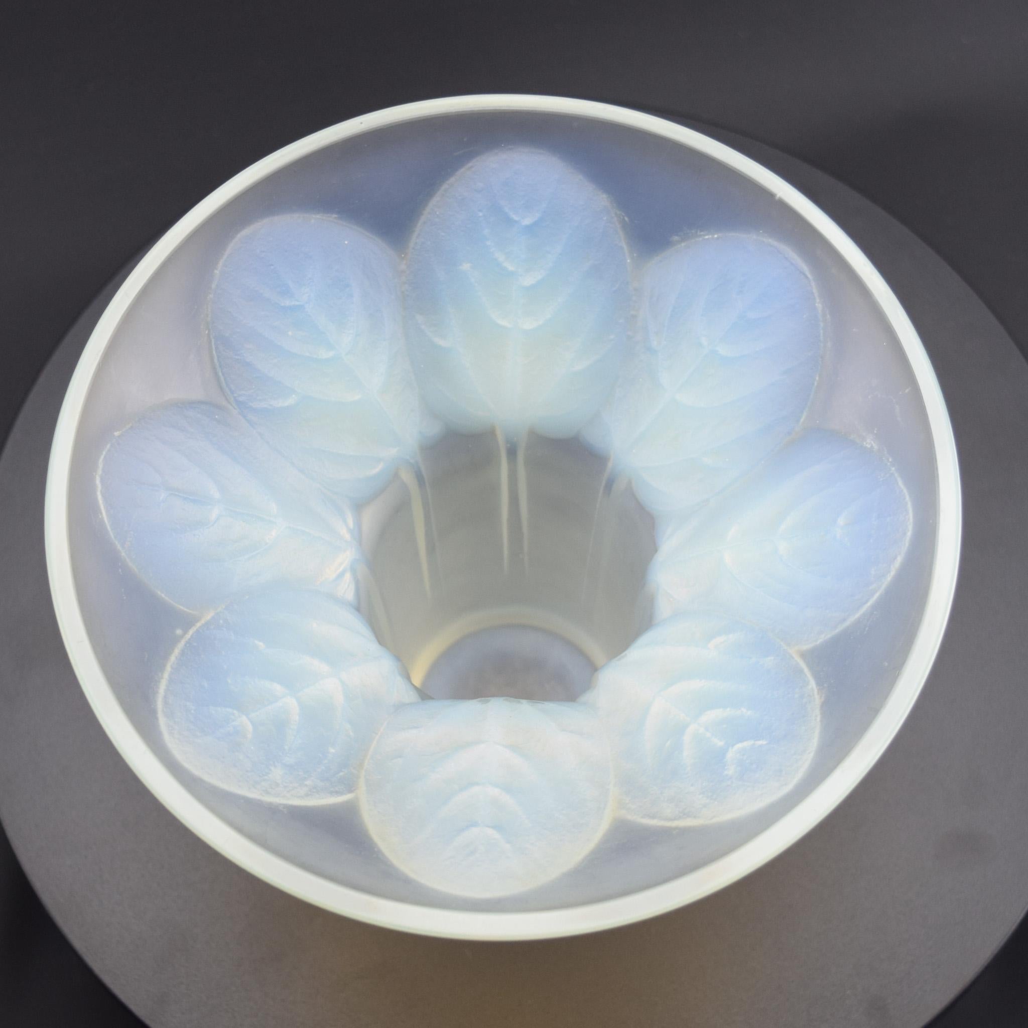 Stampato Vaso Violette opalescente Rene Lalique C1921 in vendita