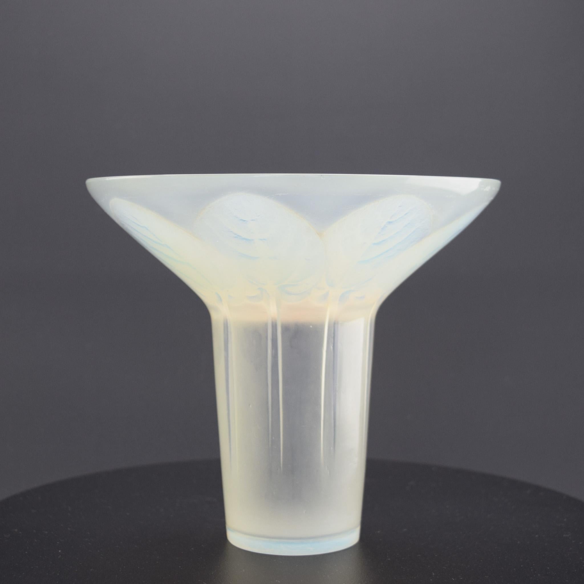 Vaso Violette opalescente Rene Lalique C1921 In condizioni buone in vendita a Devon, GB