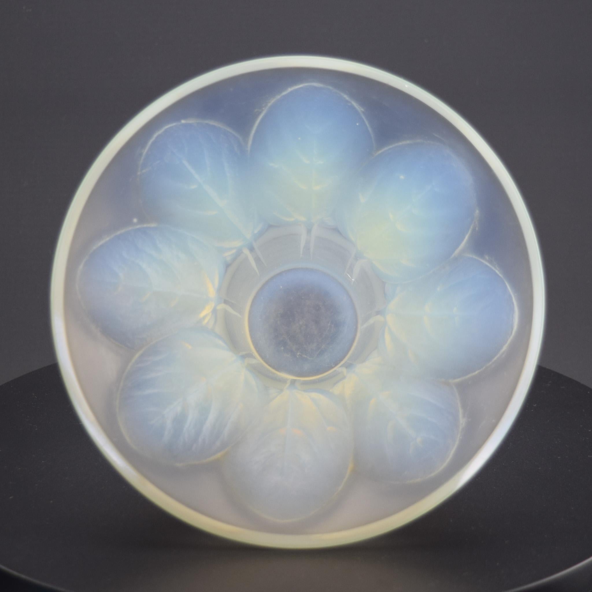 Inizio XX secolo Vaso Violette opalescente Rene Lalique C1921 in vendita