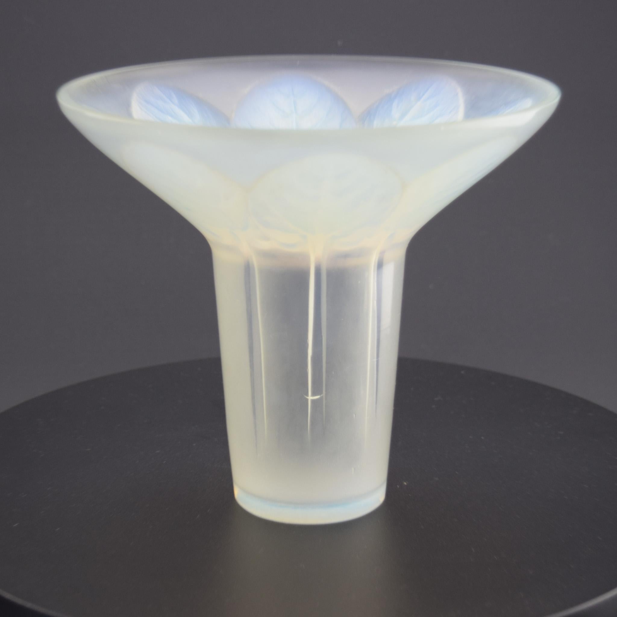 Vetro Vaso Violette opalescente Rene Lalique C1921 in vendita