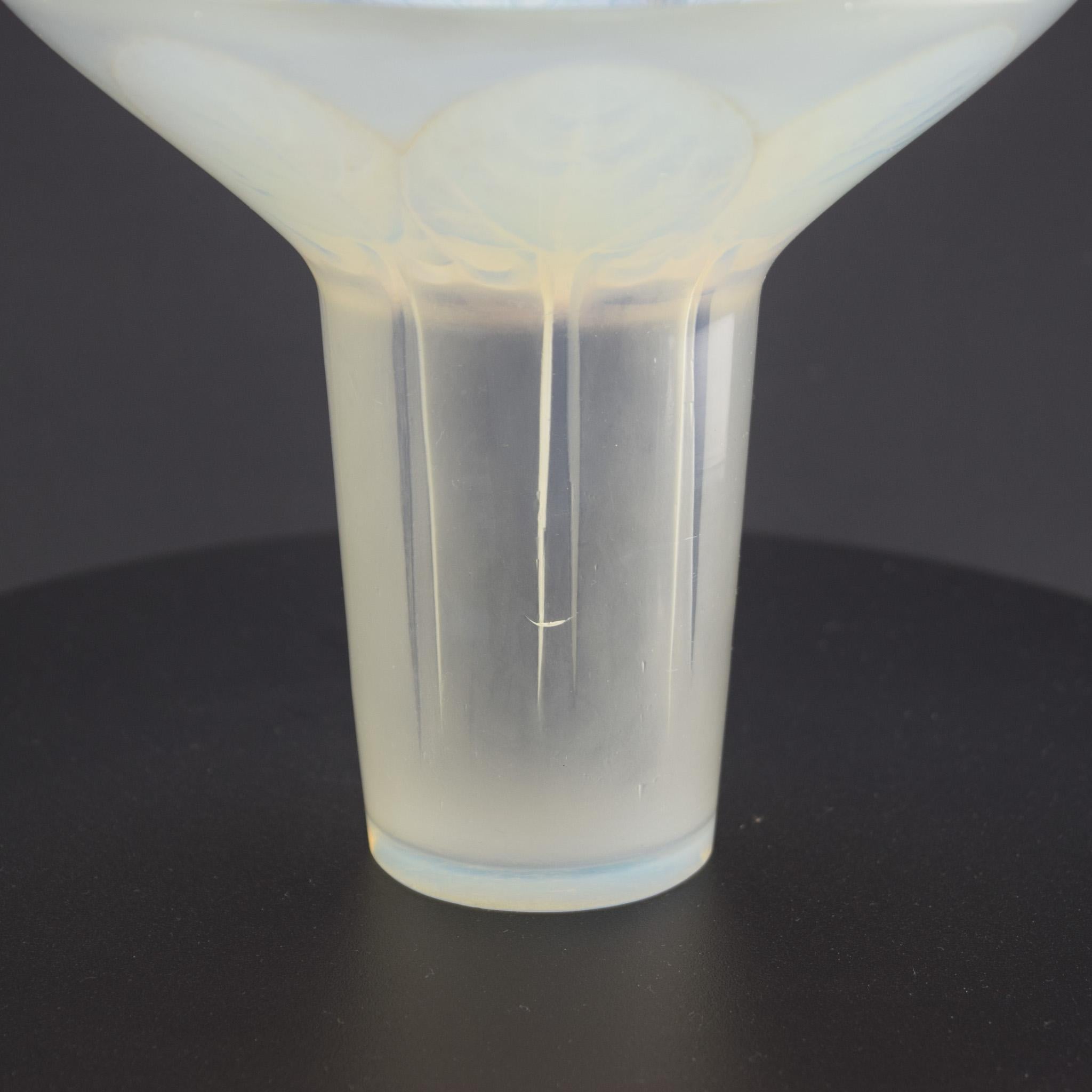Vaso Violette opalescente Rene Lalique C1921 in vendita 1