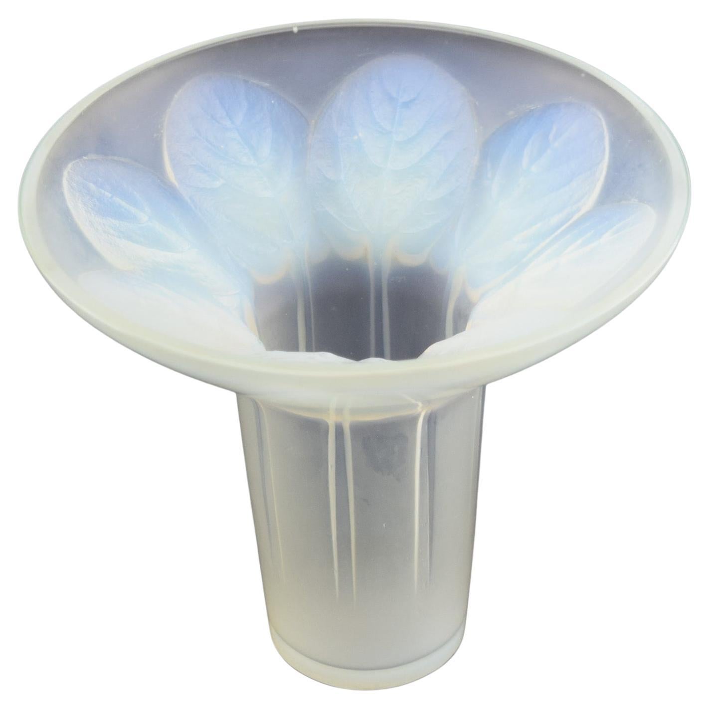 Vaso Violette opalescente Rene Lalique C1921 in vendita