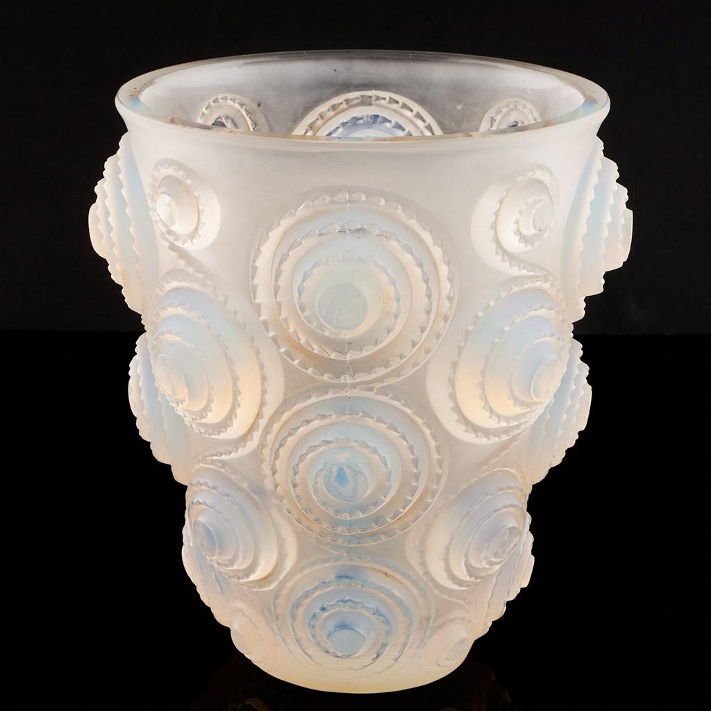 Spirales, un vase Art déco en verre opalescent avec un motif en relief en forme de spirale.

Littérature : Marcilhac, R Lalique Catalogue Raisonné de L'Œuvre de Verre p.451, Numéro de modèle 1060

Base marquée au pochoir acide R Lalique