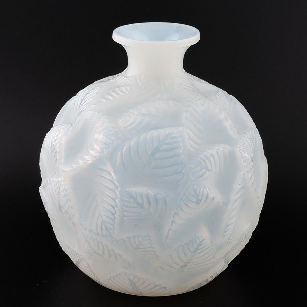 Intitulé : Vase Ormeaux de René Lalique
Date : Design/One 1926
Origine : Wingen sur Moder
Caractéristiques du bol : Feuilles d'orme superposées et moulées. Verre opalescent
Marques : R Lalique France au pochoir sur la base.
Type :